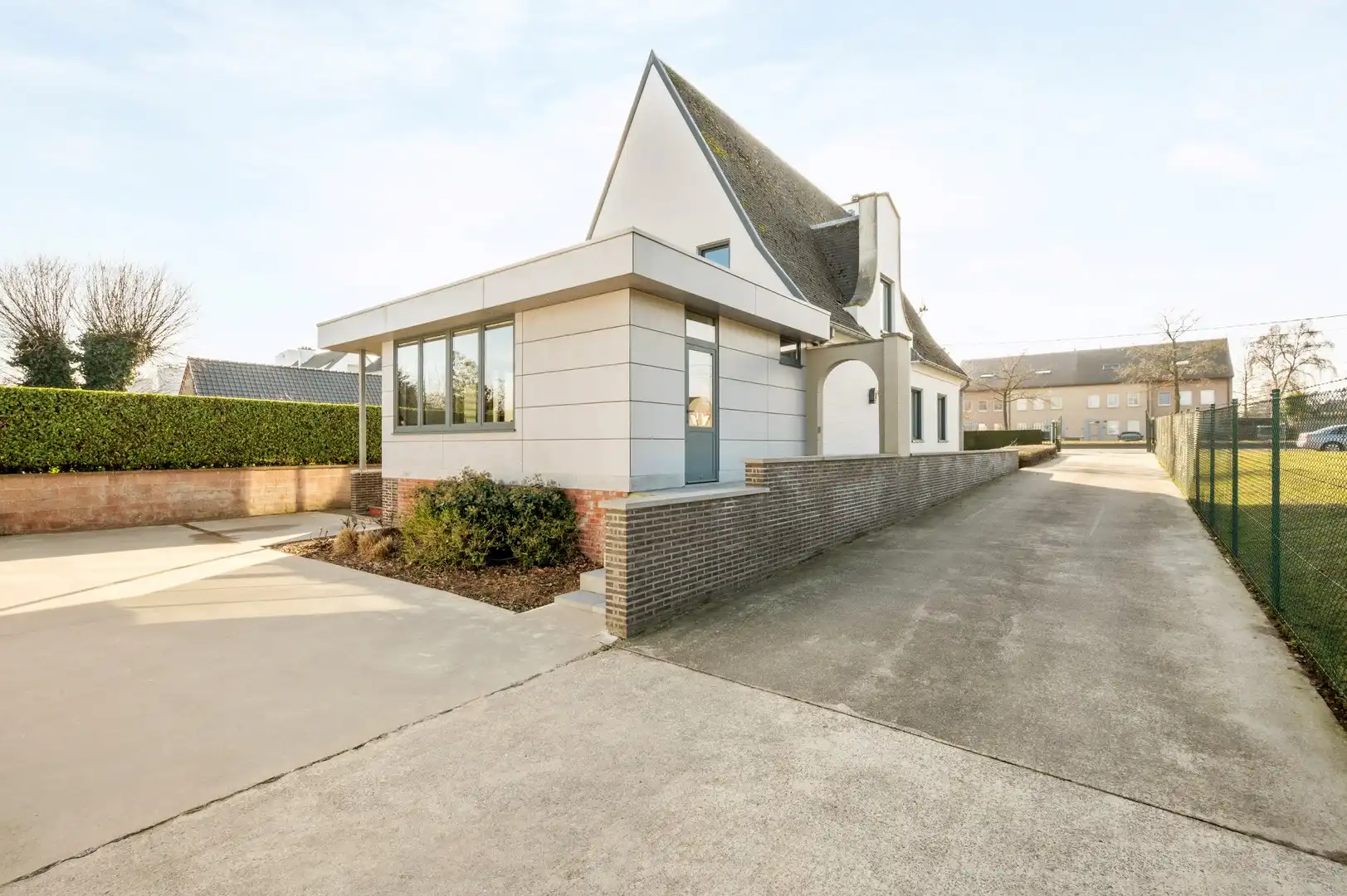 Unieke eigendom met vrijstaande woning met kantoor, loods en een grote dubbele garage foto 18