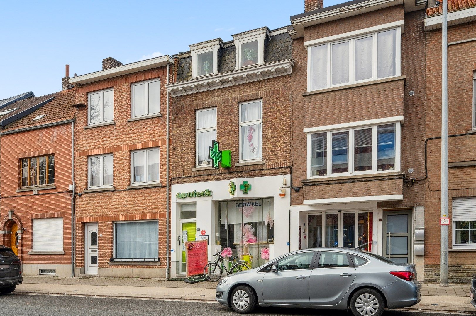 Twee goed gelegen handelspanden, waarvan één met woonst foto 2