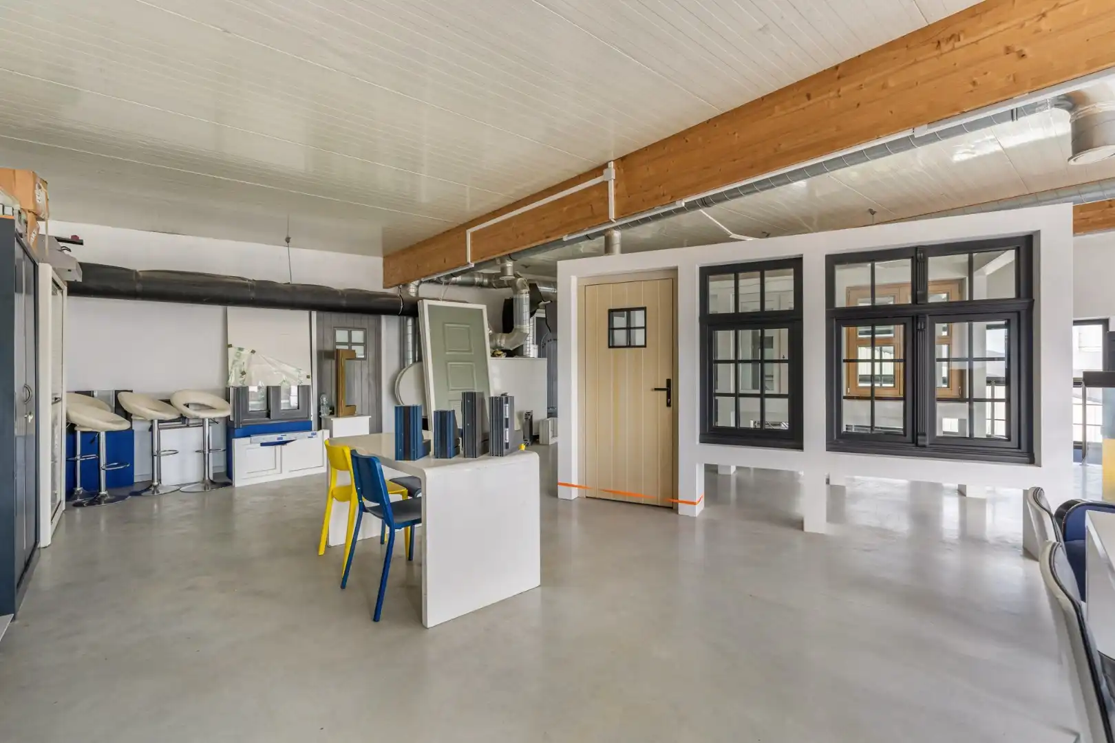 Bedrijfsgebouw met toonzaal, kantoren, magazijn en woonst - groot 700m²  foto 6