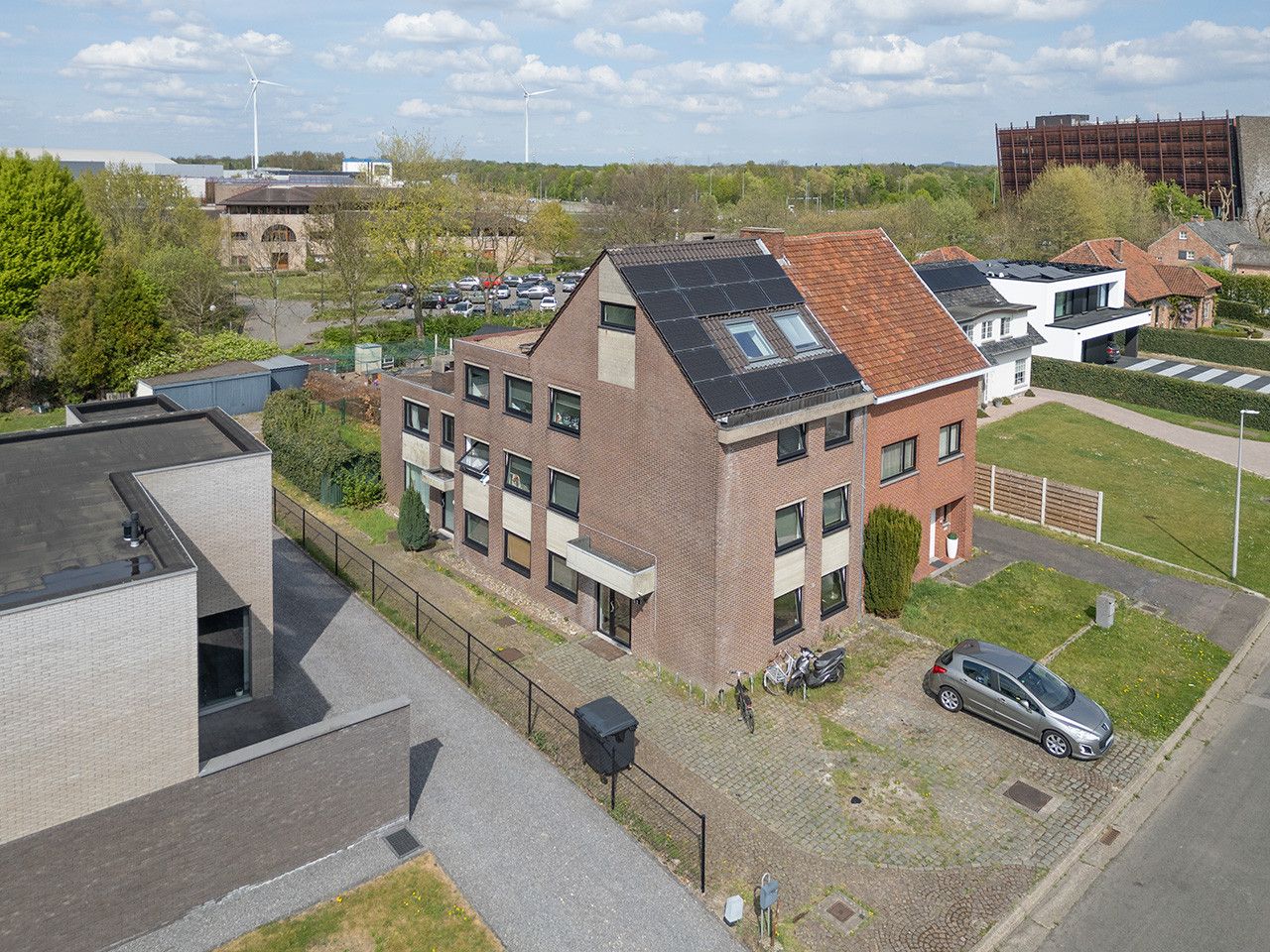Gebouw met 7 studentenkamers en 1 duplex-appartement foto 2