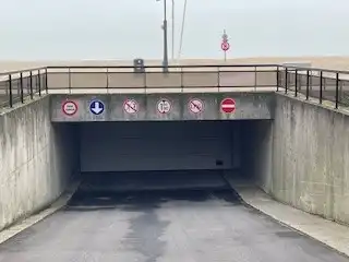 Garagebox onder de Zeedijk te huur! (Garagecomplex  "Oostduinparking") foto {{pictureIndex}}