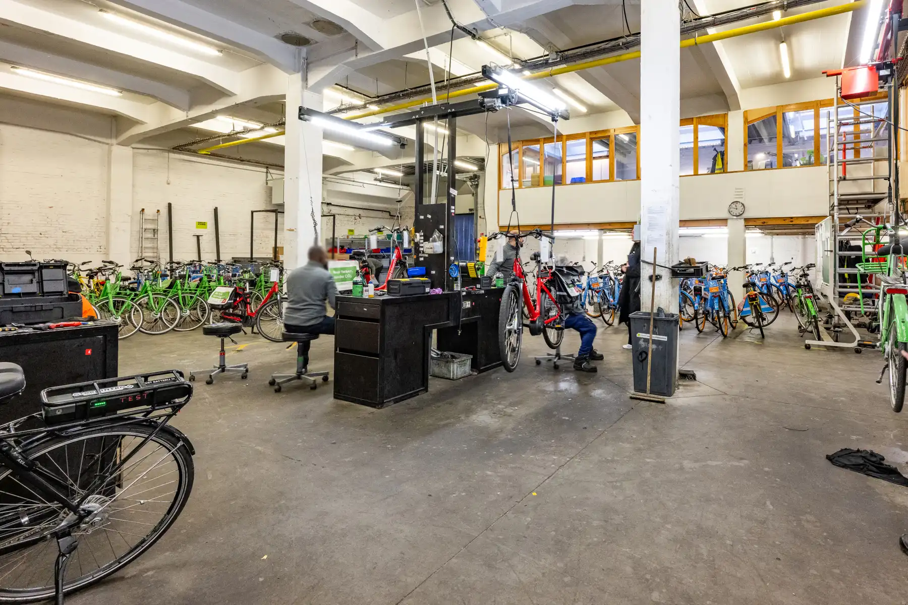 Ruim en veelzijdig bedrijfspand met parking en opslag foto 15