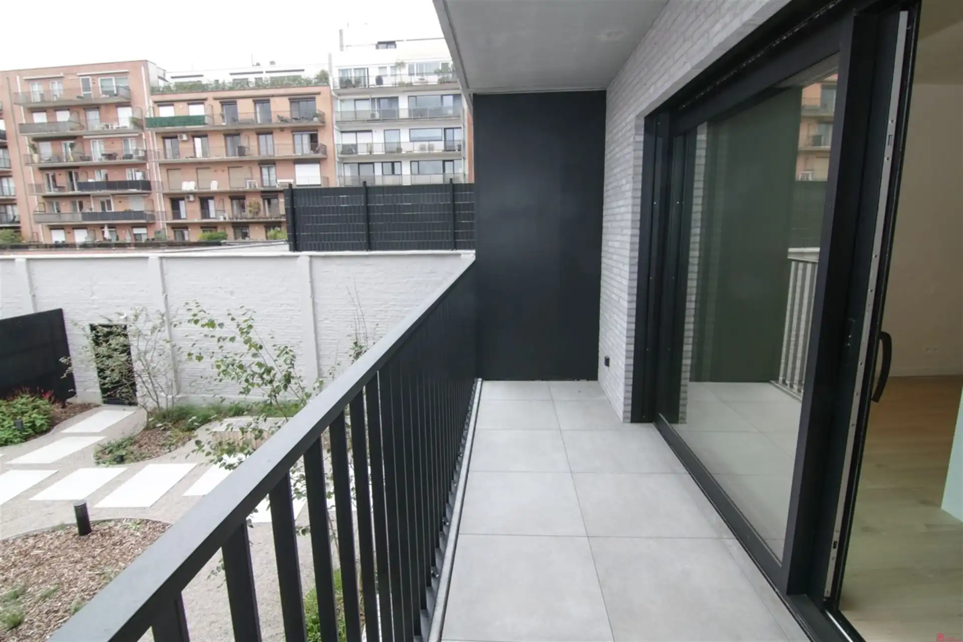 Moderne studio met slaaphoek en zonnig terras in hartje Kortrijk foto 9