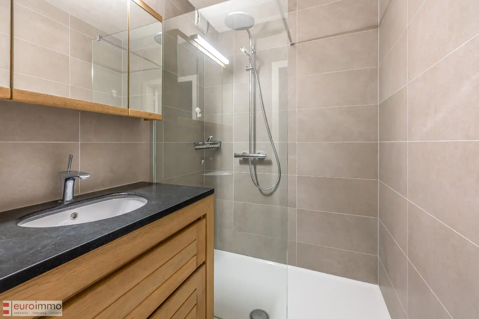 Rustig, vlakbij de winkel/wandelstraat gelegen appartement met 2 slaapkamers én slaaphoek. foto 3