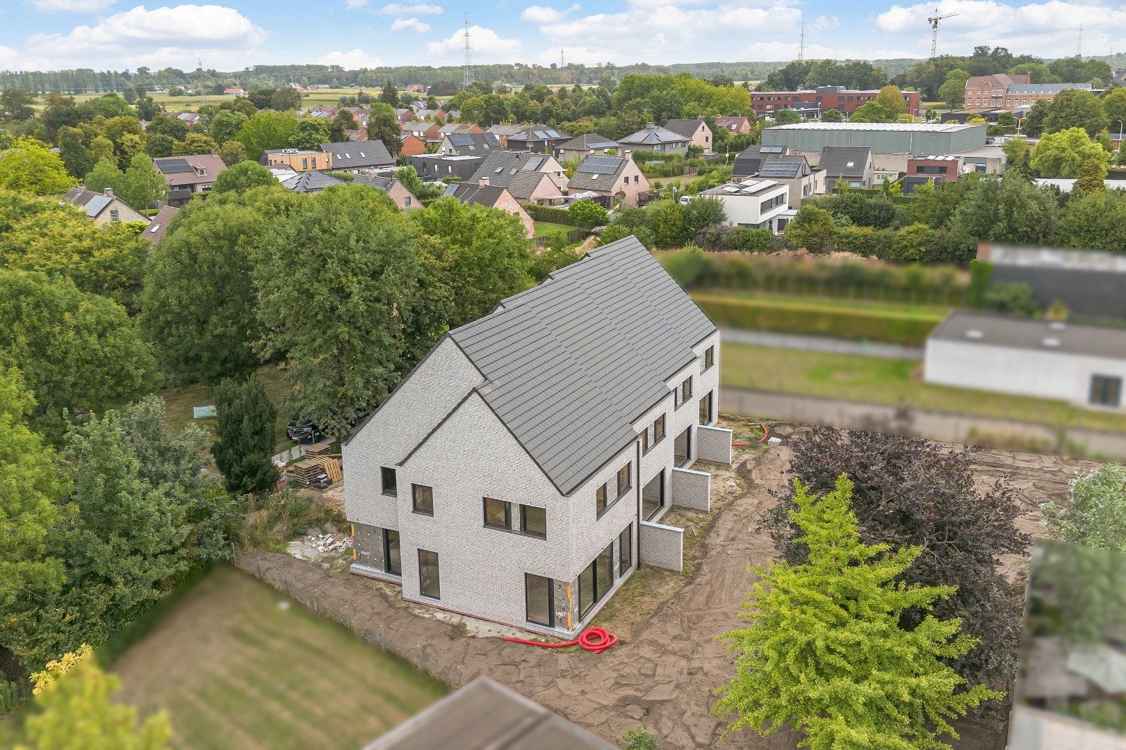Nieuw halfopen BEN-woning in een doodlopende straat, aan een groenzone foto {{pictureIndex}}