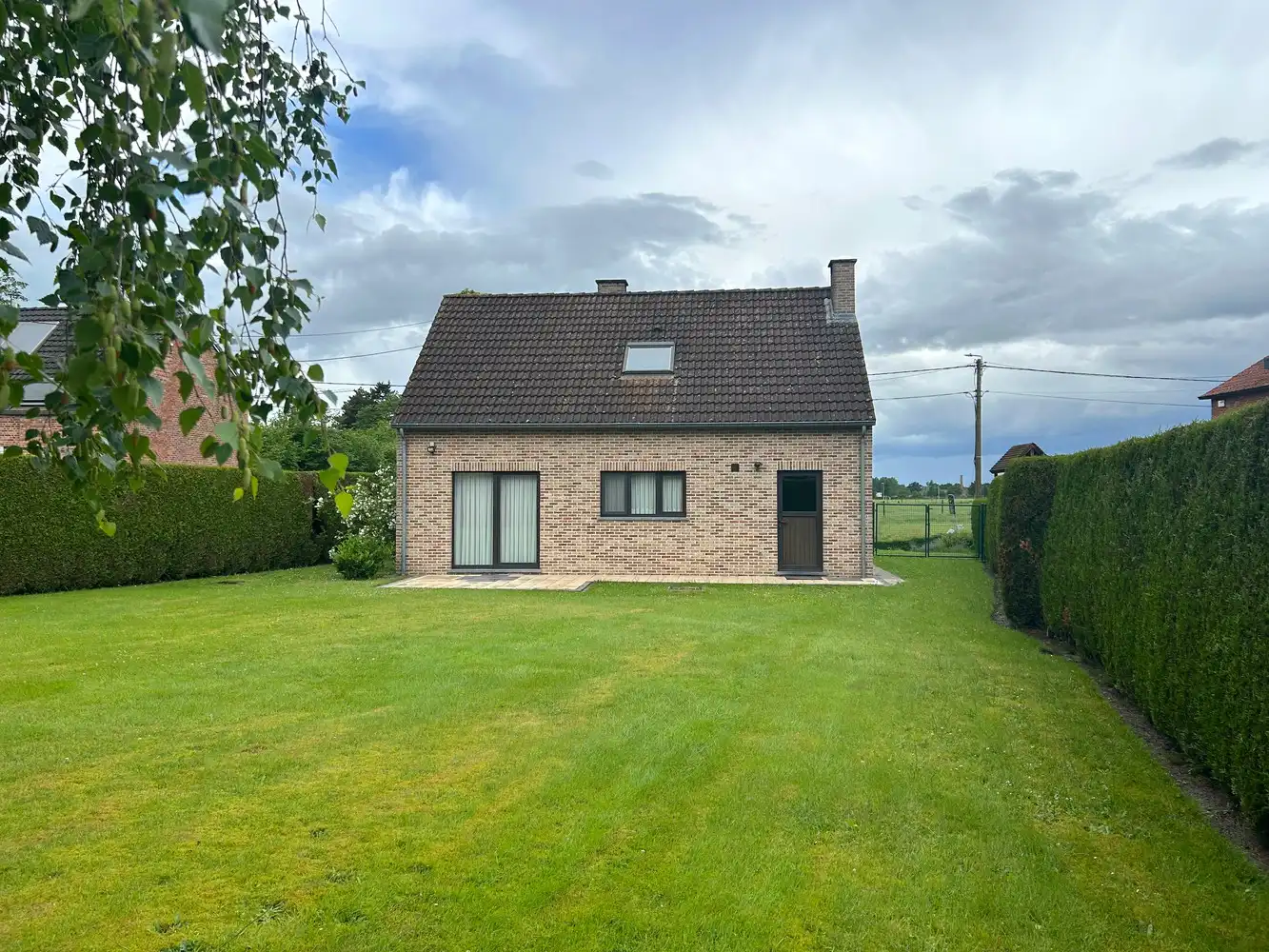 Gezinswoning met 3 slaapkamers en inpandige garage op ruim perceel foto 2