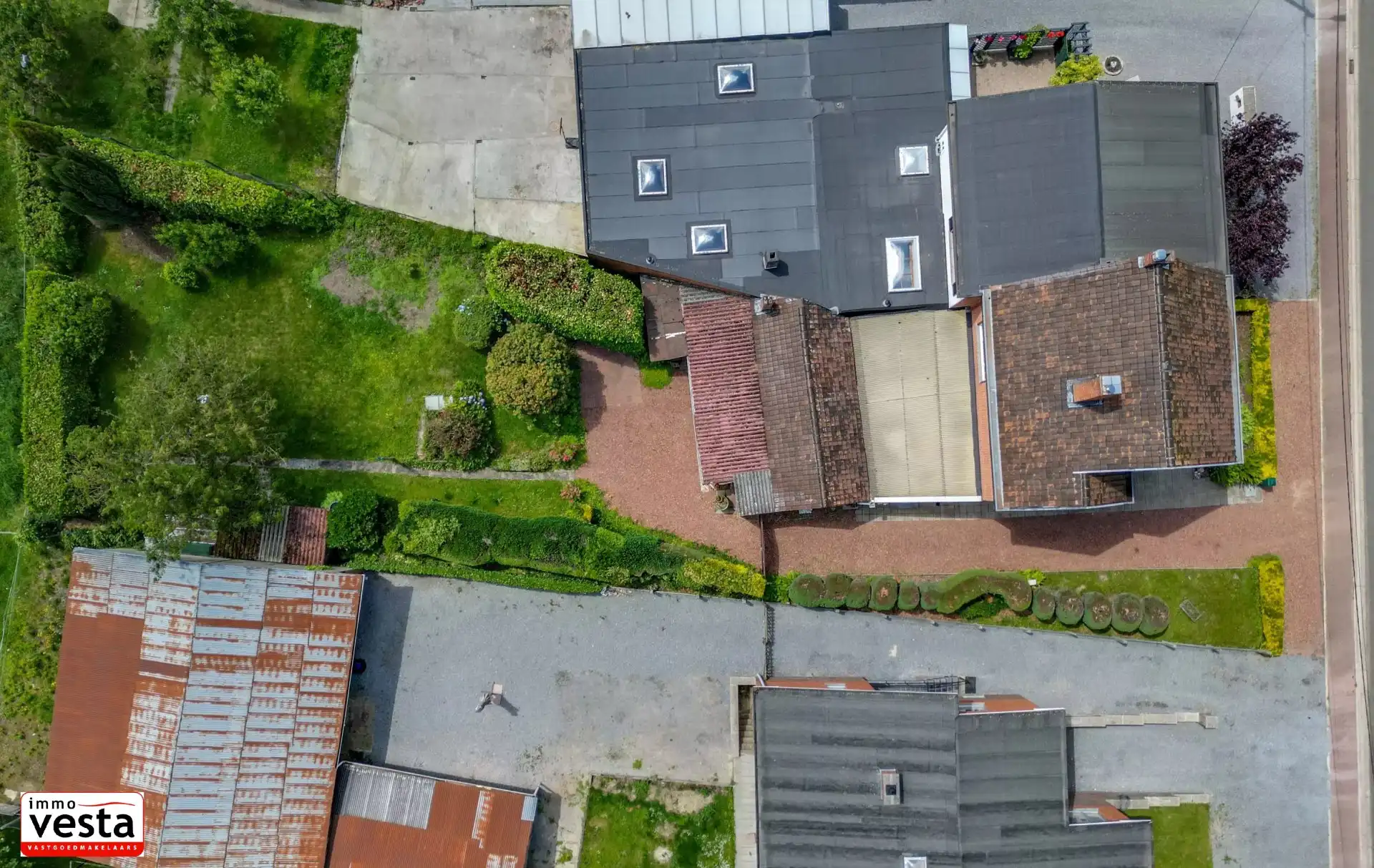 Ruime gezinswoning met tuin foto 27