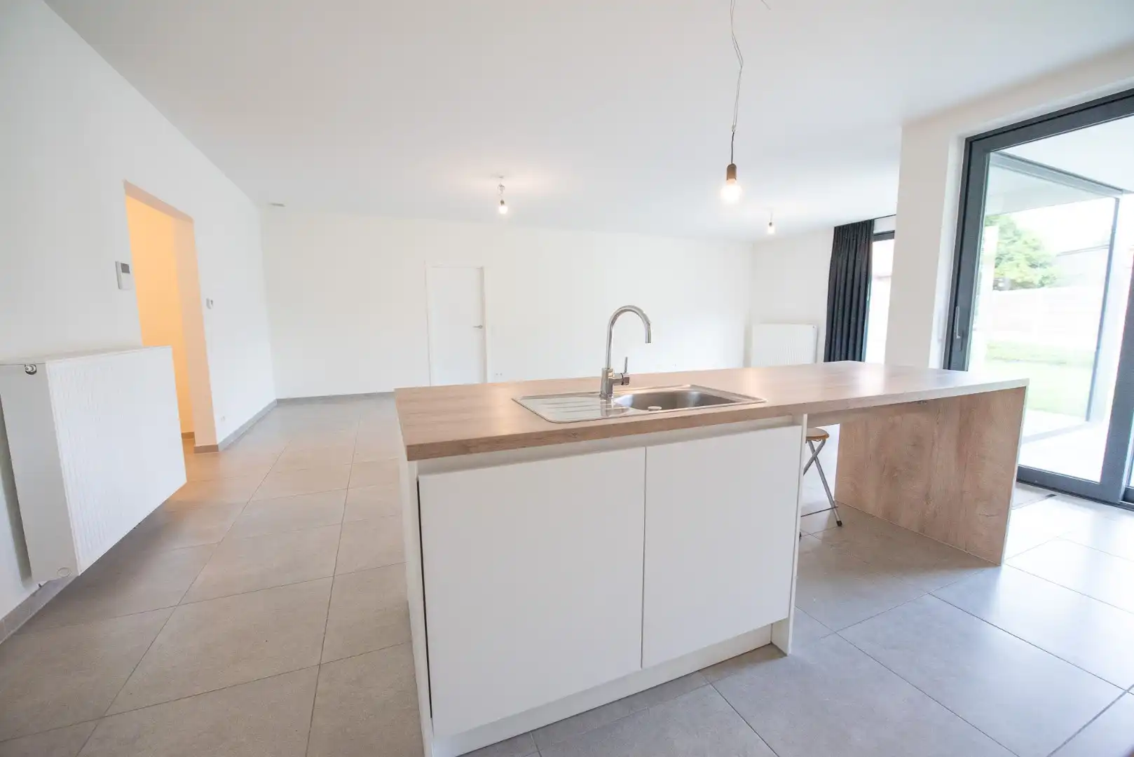 Prachtig gelijkvloers appartement te Sint-Eloois-Vijve met tuintje en overdekt terras.  foto 12