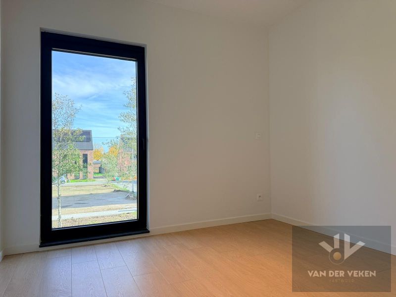 Moderne halfopen bebouwing met vier slaapkamers foto 11