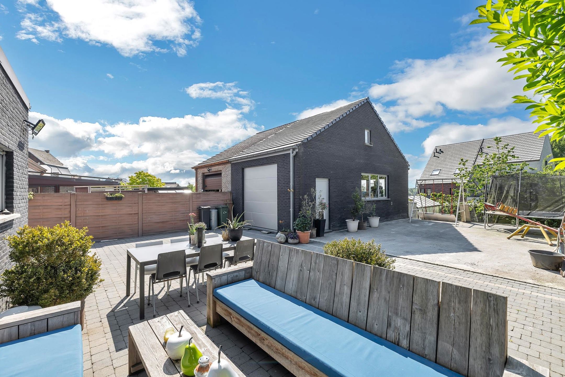 Instapklare woning met ruime opslagplaats/garage en tuin foto 3