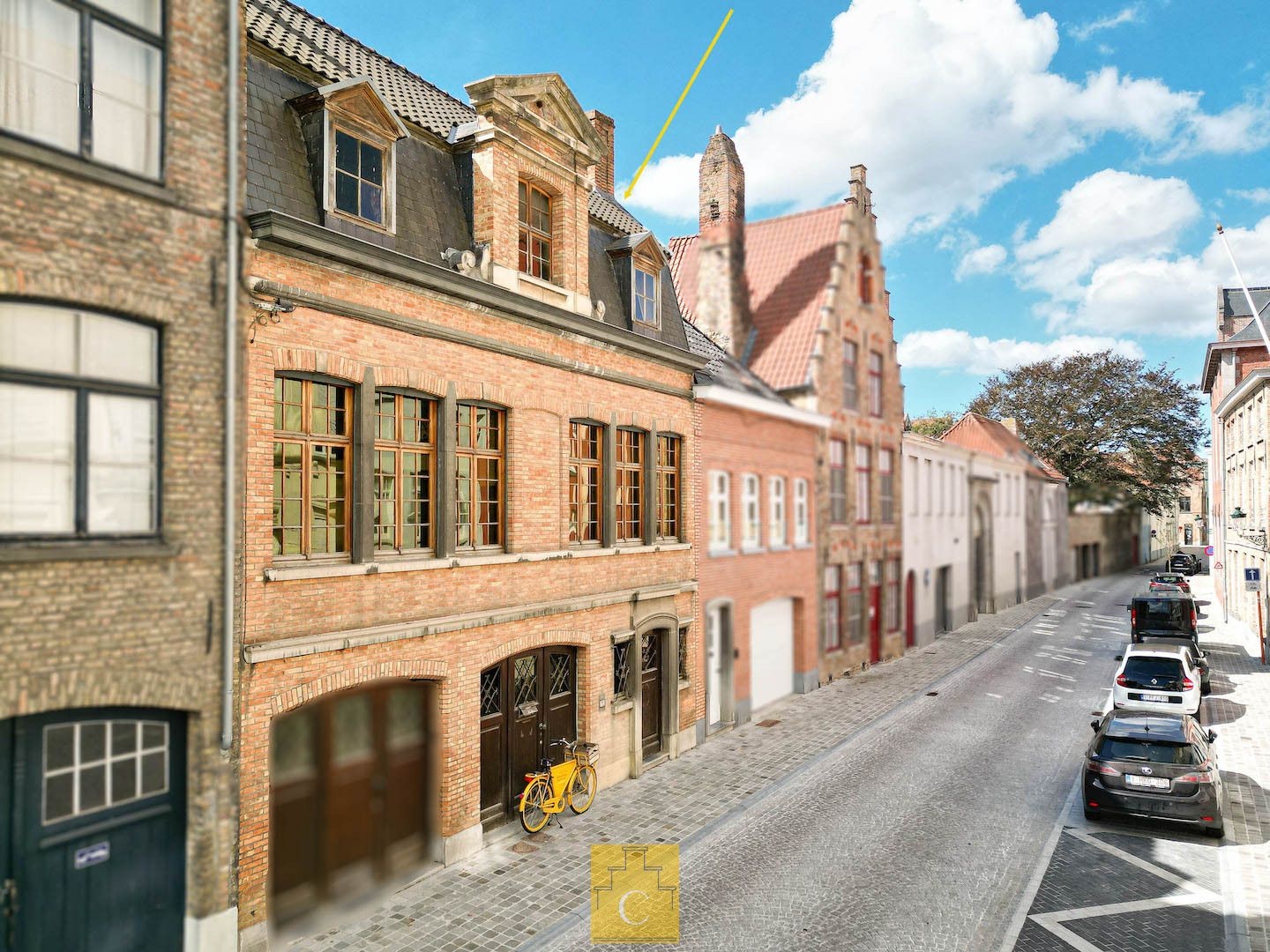 herenwoning met inpandige garage en 2 patio's, unieke combinatie van rust, ruimte en locatie in het historische hart van Brugge foto {{pictureIndex}}
