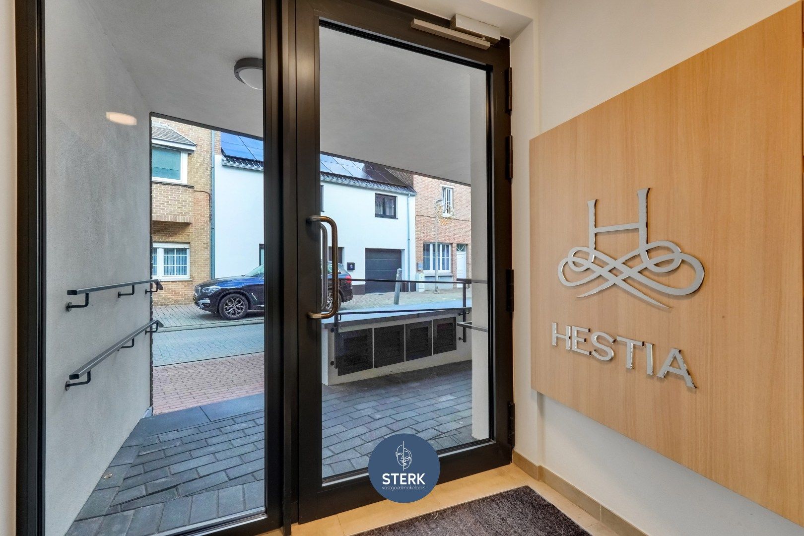 RECENT APPARTEMENT INCLUSIEF PARKING + 2 BERGINGEN IN CENTRUM LANAKEN !  foto 5