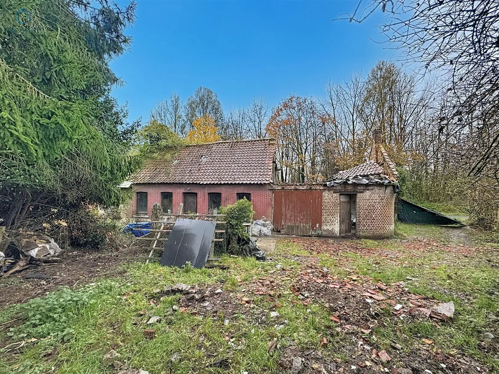 Hoofdfoto van de publicatie: TOTAALRENOVATIE OF TE SLOPEN WONING