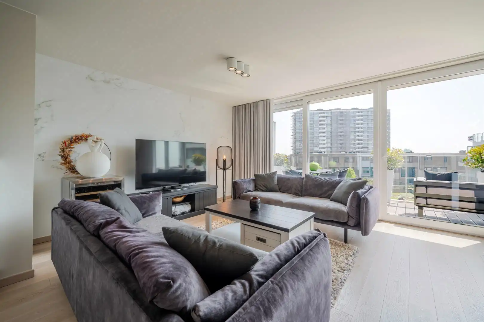 2-slaapkamerappartement met zonovergoten terrassen, hoogwaardige afwerking en topligging nabij zee foto 3