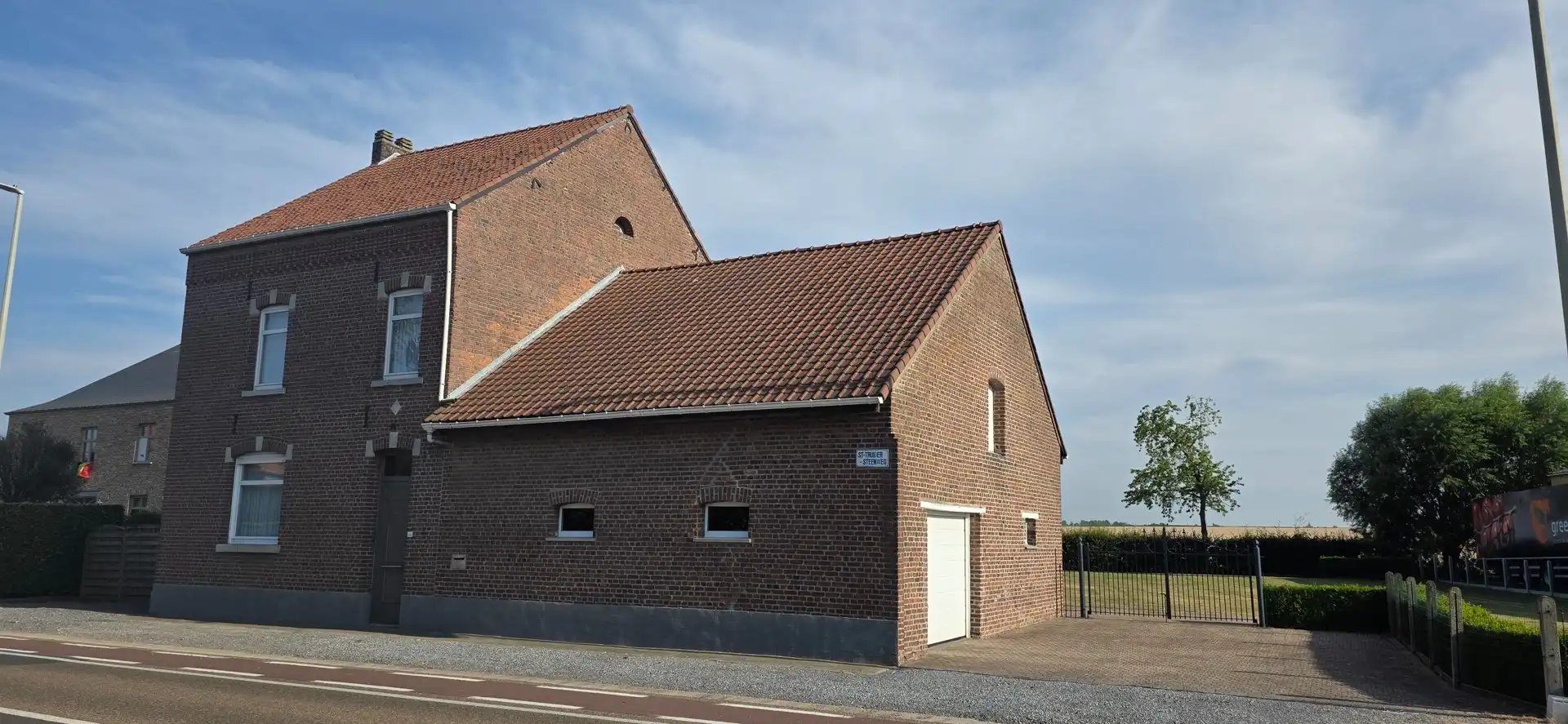 Gunstig gelegen goed onderhouden hoevewoning foto 2