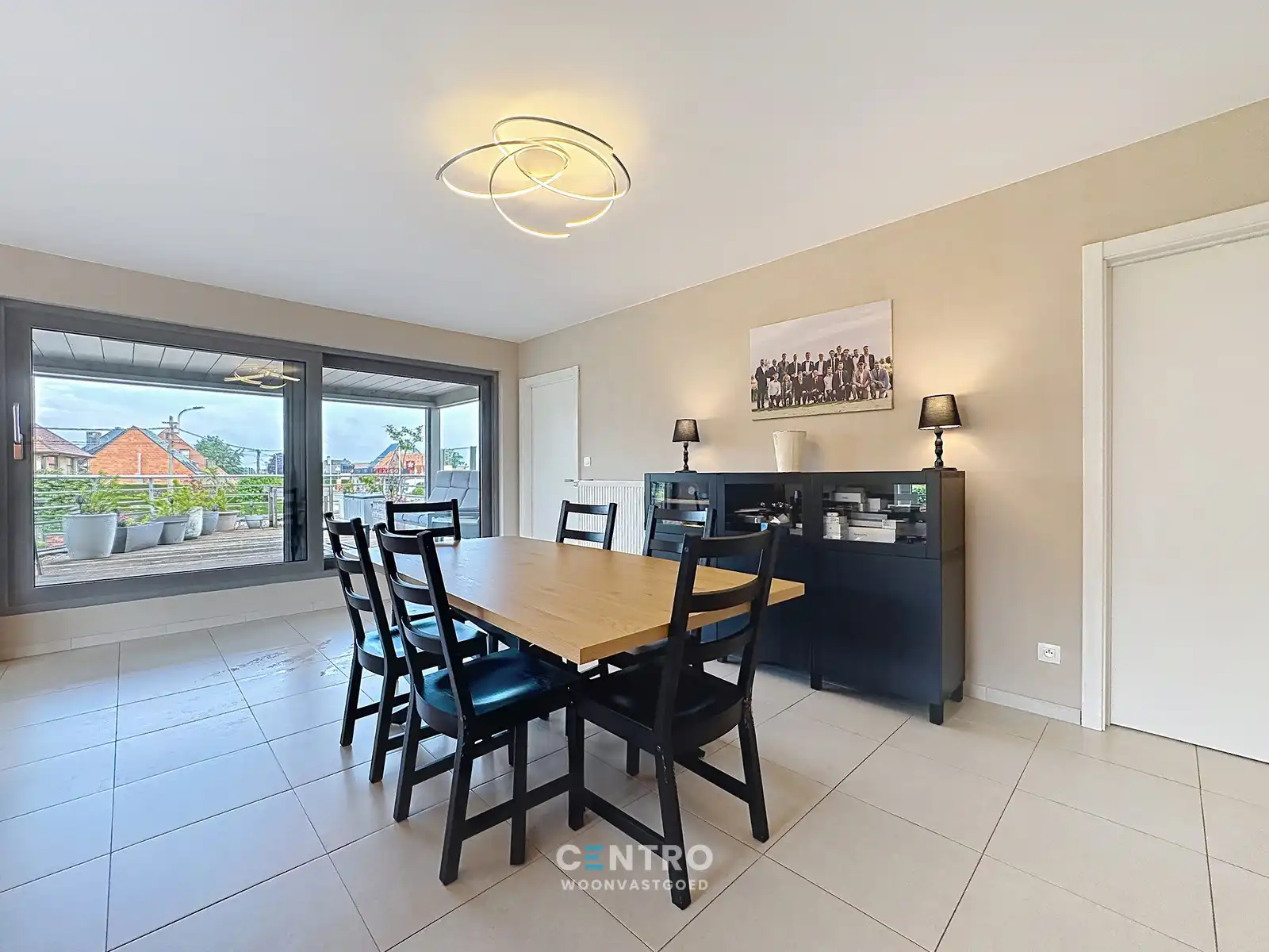 Ruim appartement met ruim ZONNTERRAS, 2 slpks én parkeerplaats! foto 2