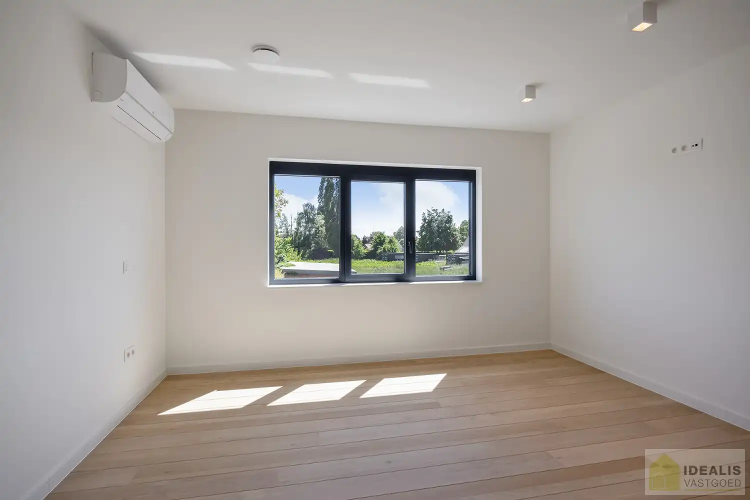 IDEALIS VASTGOED – Schitterend volledig vernieuwde woning (+- 220m²) met een heerlijke open leefruimte, 3 ruime slaapkamers, luxueuze badkamer, ruime wasplaats op een fijn zuid georiënteerd perceel! Dit heerlijke huis bevindt zich op een knap perceel van 8a 69ca in een heerlijk rustige en groene omgeving! - EEN MUST VISIT! - foto 20