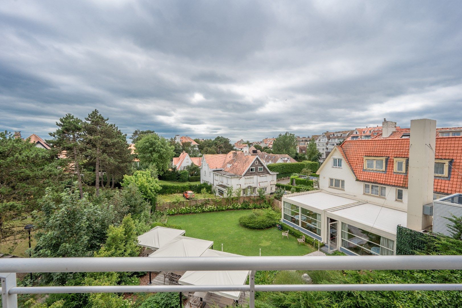 Luxueus gerenoveerd, zuidgericht hoekappartement in een villa residentie te Kustlaan gelegen op 50m van de zeedijk.  foto 12