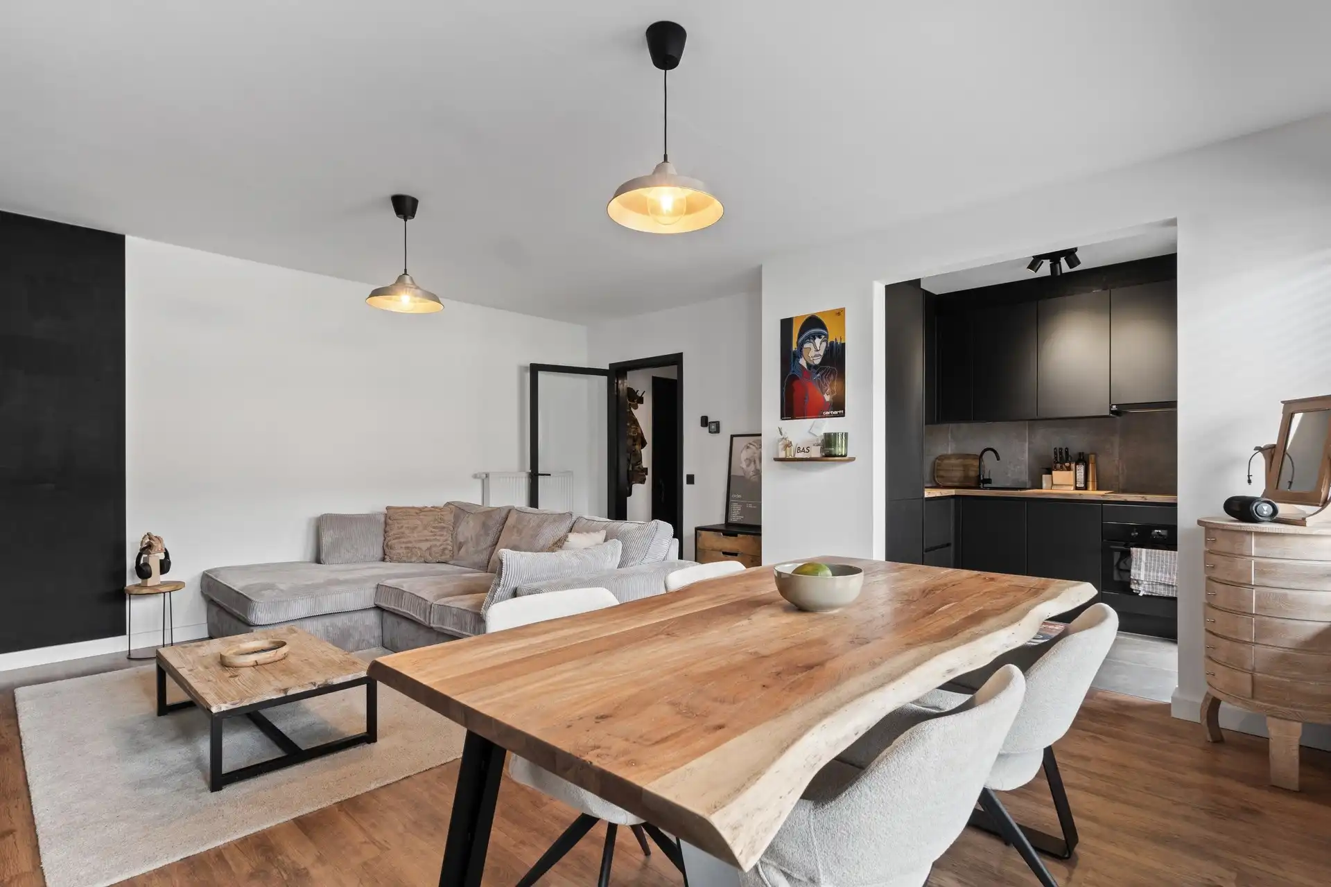 Volledig vernieuwd appartement met lichtrijke leefruimte en rustig terras foto {{pictureIndex}}