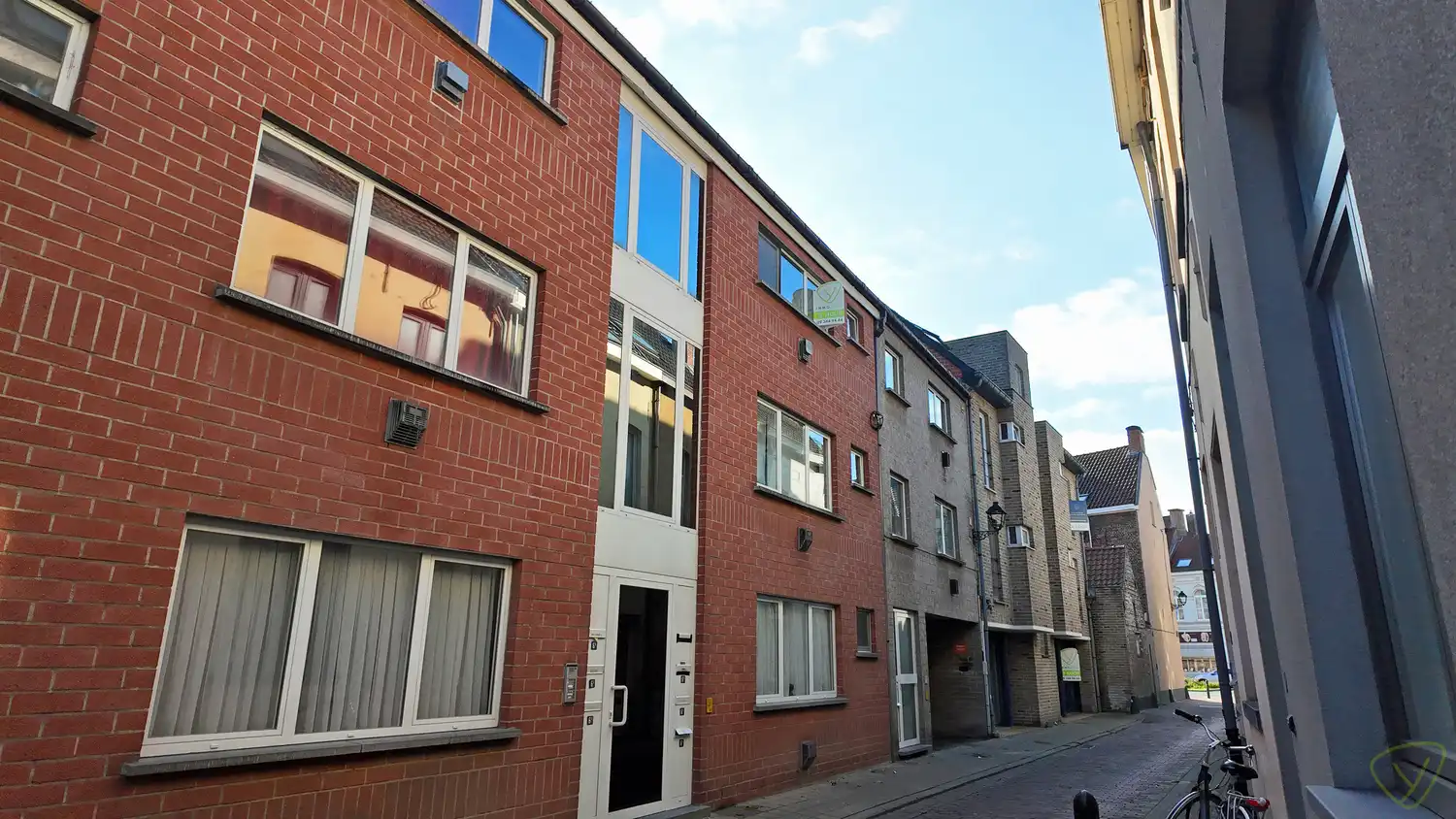 Gezellig en energiezuinig appartement met terras in centrum Eeklo! foto {{pictureIndex}}