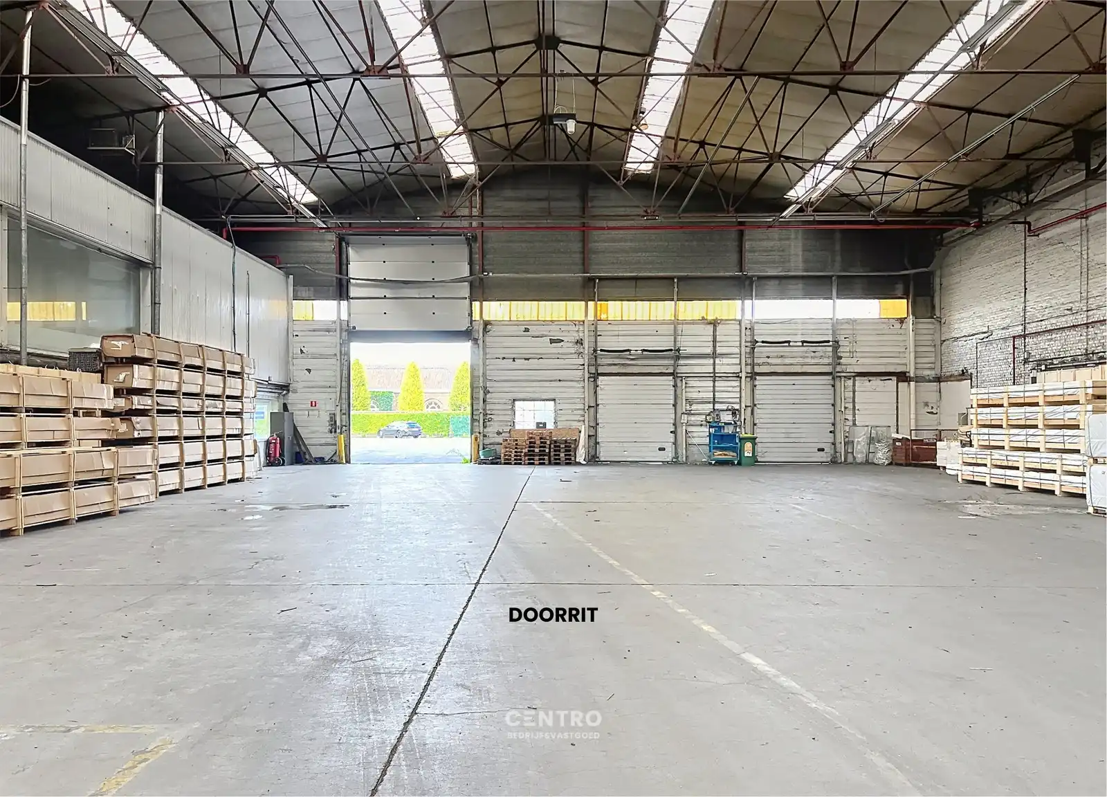 Opslagplaats ( ± 6.042 m²) met 5m vrije hoogte vlakbij de havenkop te Roeselare! foto 2