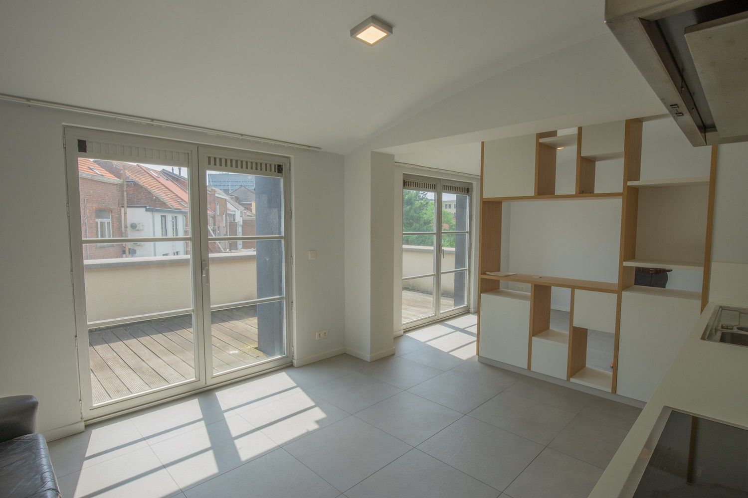Licht en modern appartement met groot terras vlakbij station foto {{pictureIndex}}