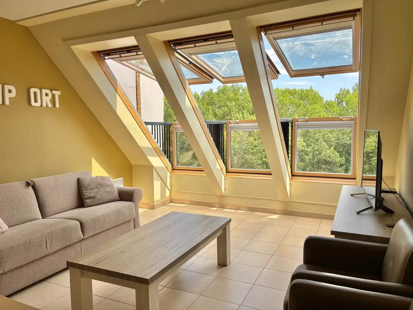 Zonnig appartement met slaapkamer en slaaphoek. foto {{pictureIndex}}