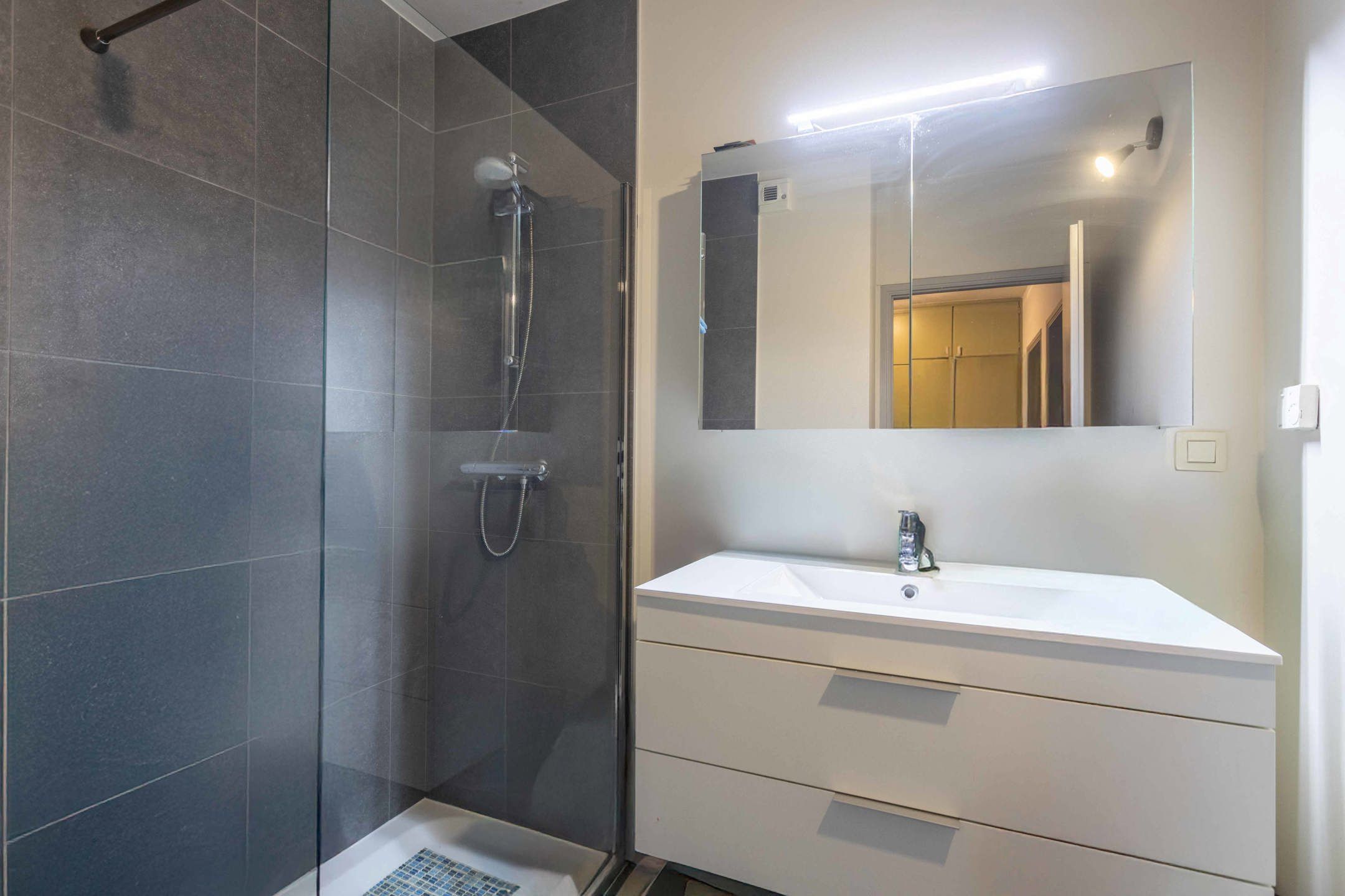 Ruim en lichtrijk appartement met garagebox te Eine foto 11