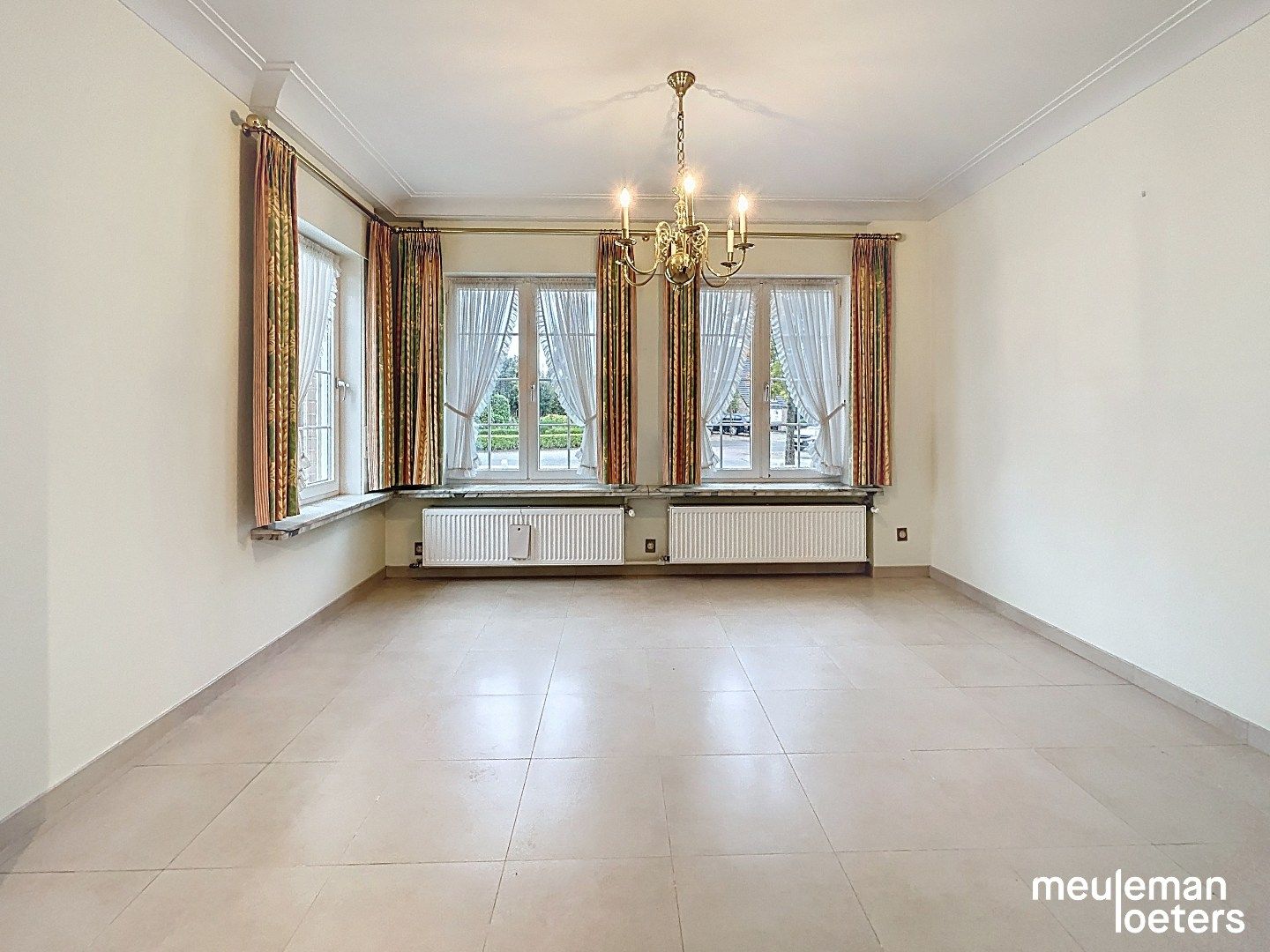 Ruime gezinswoning met garage foto 3