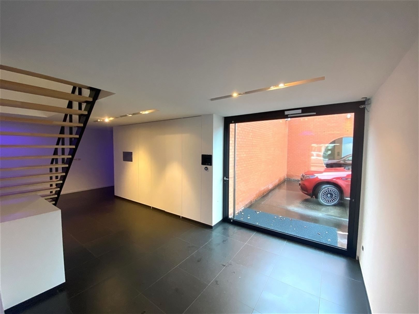 Instapklaar kantoor/showroom met garage/magazijn foto 8