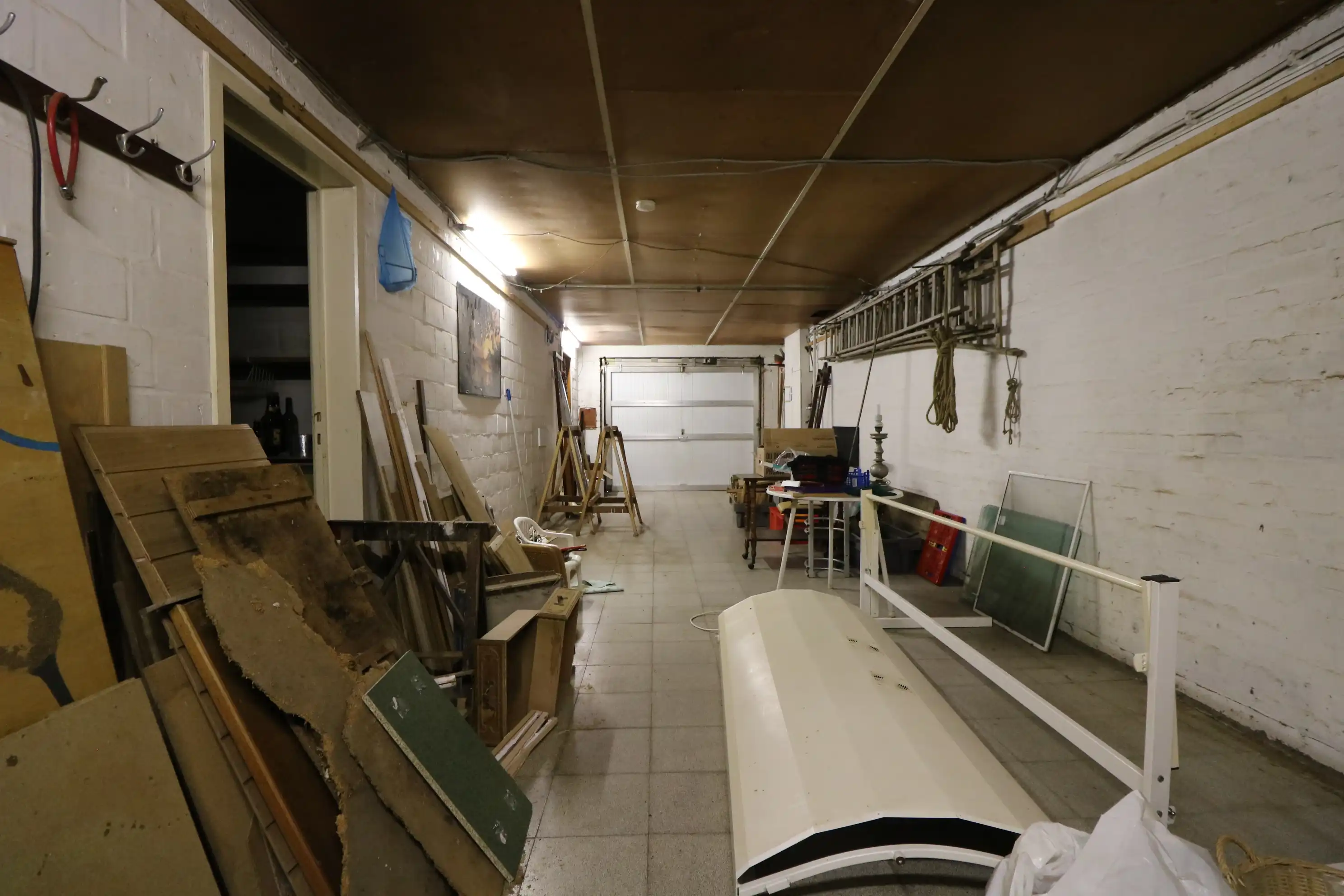 Zeer ruime woning met 5 slaapkamers, garages (8 wagens) en werkplaats. foto 18
