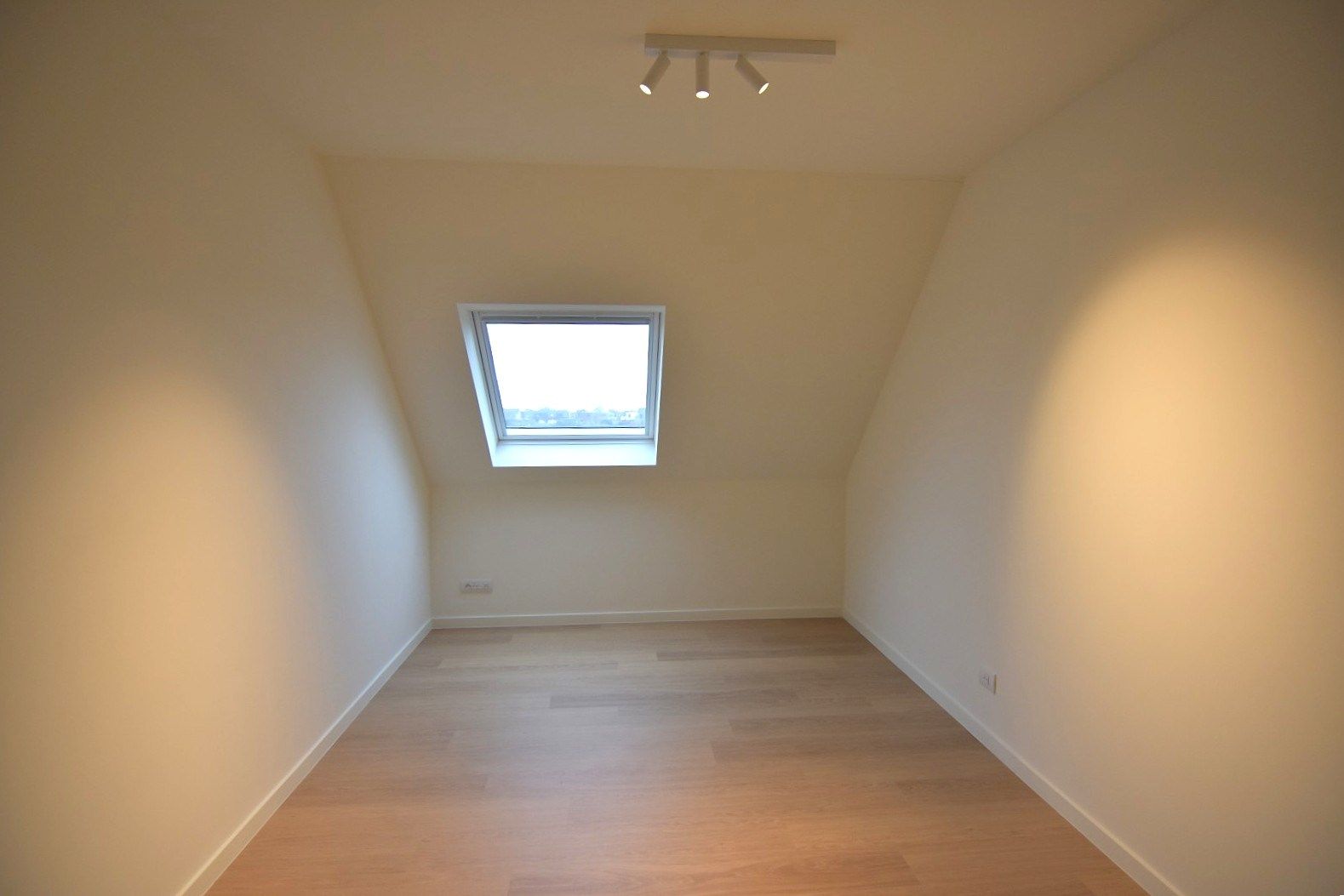 Prachtig afgewerkte nieuwbouw woning in leuke woonwijk foto 26