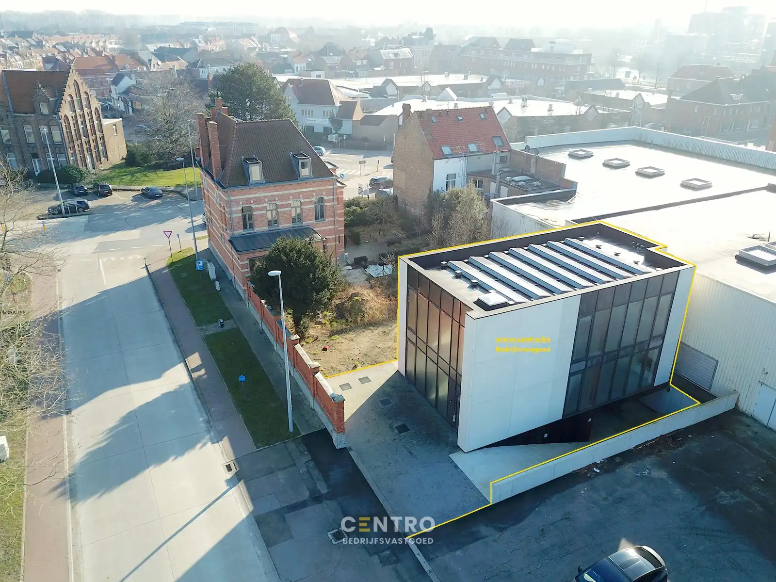 Instapklaar en bemeubelde KANTOORGEBOUW (2x 150m² op gvl + 1°V.) met berging en 4 autostaanplaatsen in de kelderverdieping. Op een boogscheut van het centrum van Brugge/expresweg. foto {{pictureIndex}}