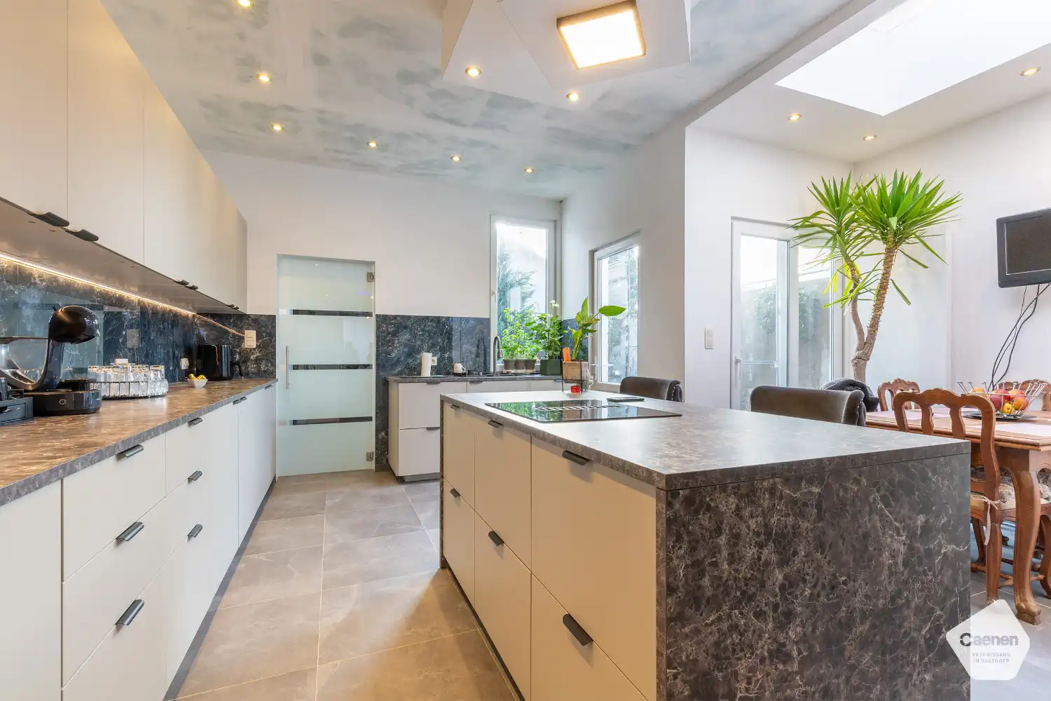 Ruime instapklare gezinswoning met groot bijgebouw foto 21