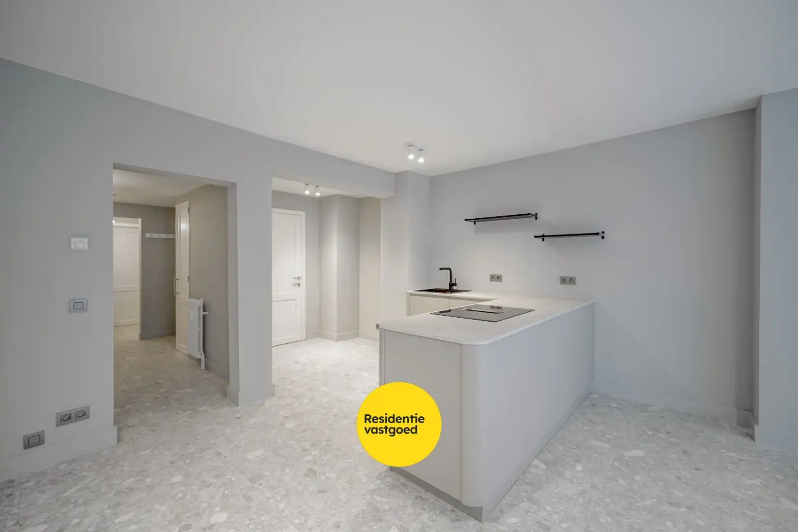 Gerenoveerd 2-slpk appartement met lift in Oostende foto 6