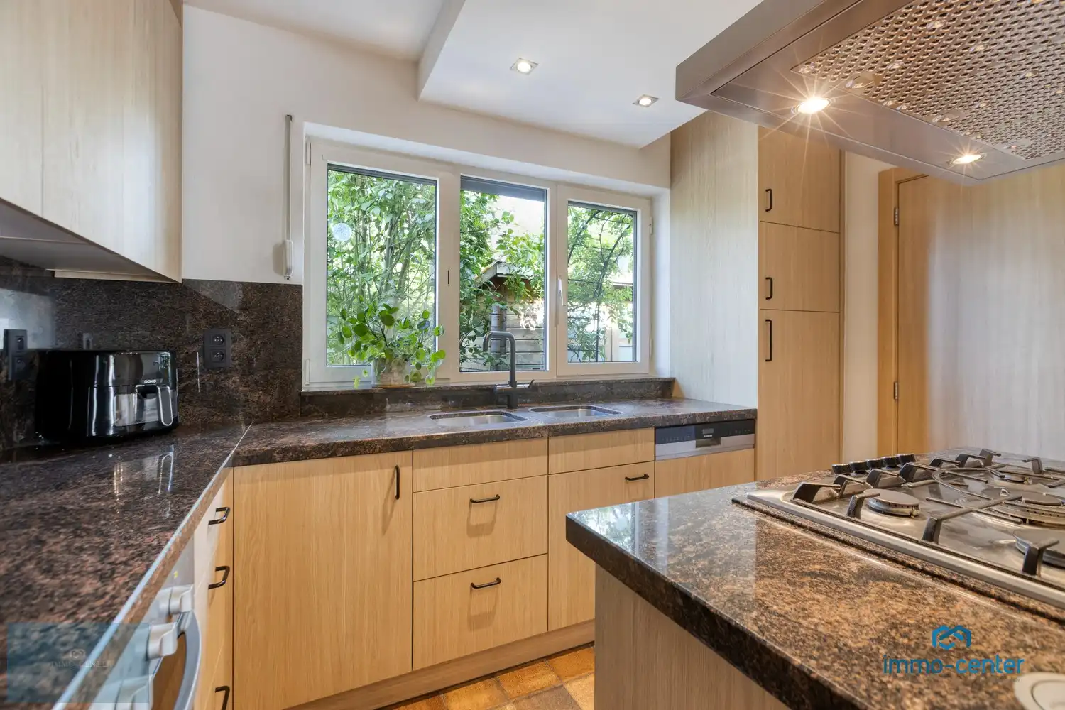 Instapklare vrijstaande woning met 4 slaapkamers en prachtige tuin foto 13