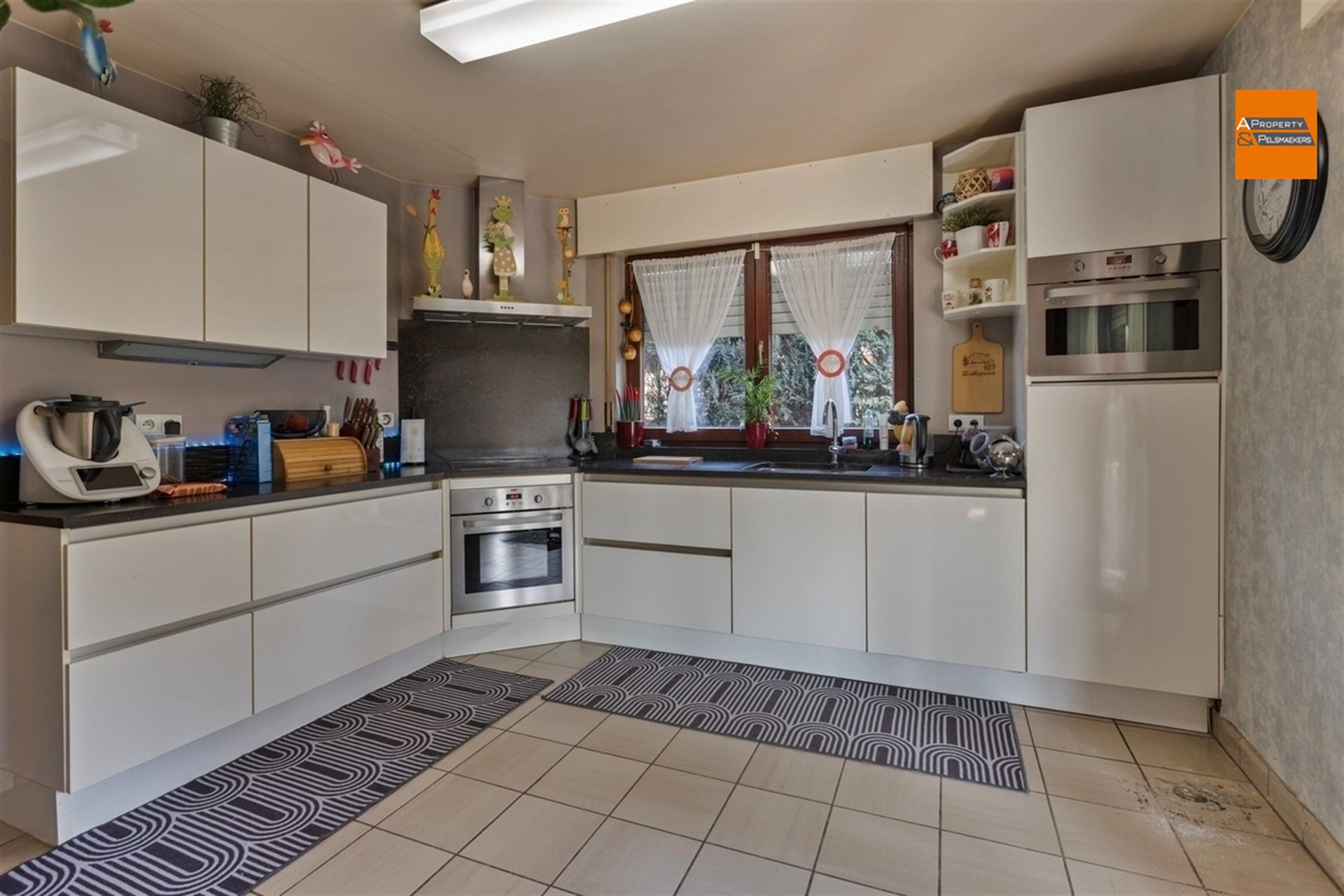 Ruime villa  met 5 slpk, garage en grote tuin foto 10