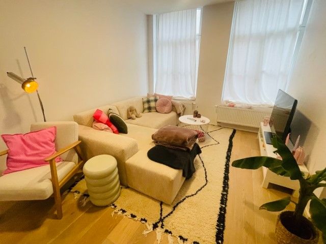 Brugge centrum, Heel leuk totaal vernieuwd  modern appartement met 1 slaapkamer en grote stadspatio. VRIJ : 1 Juni 2025 foto 3