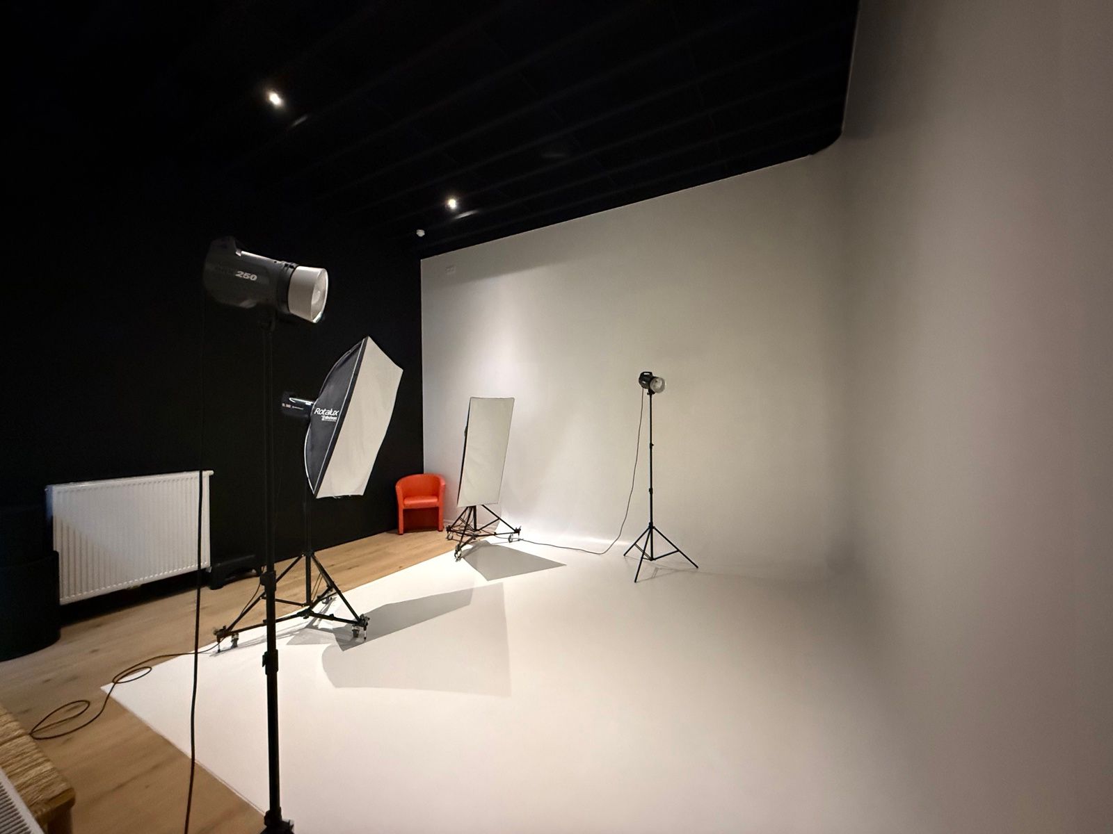 Perfect afgewerkt industriepand met kantoor en loods foto 19