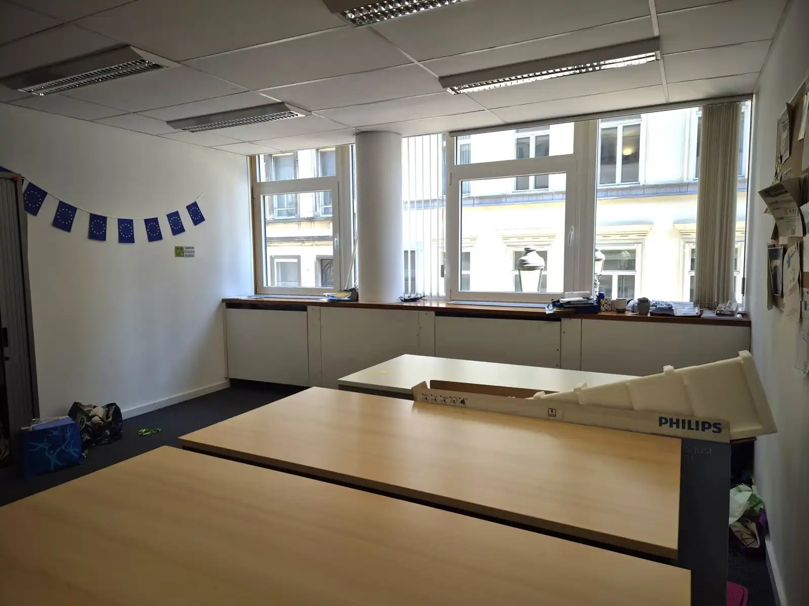 Ruime kantoorruimte met aparte bureaus in het centrum  foto 8