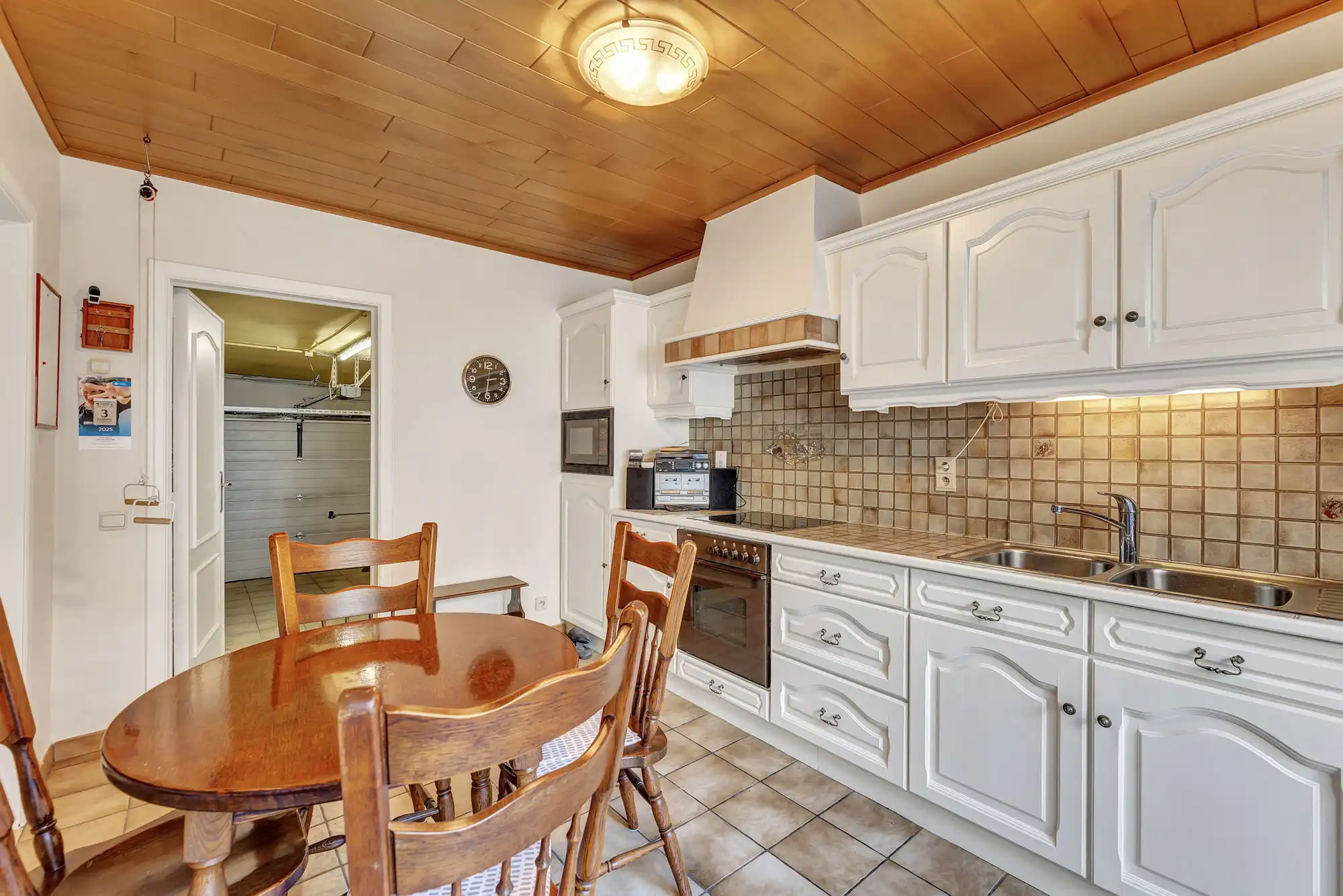 Goed onderhouden woning met garage foto 8