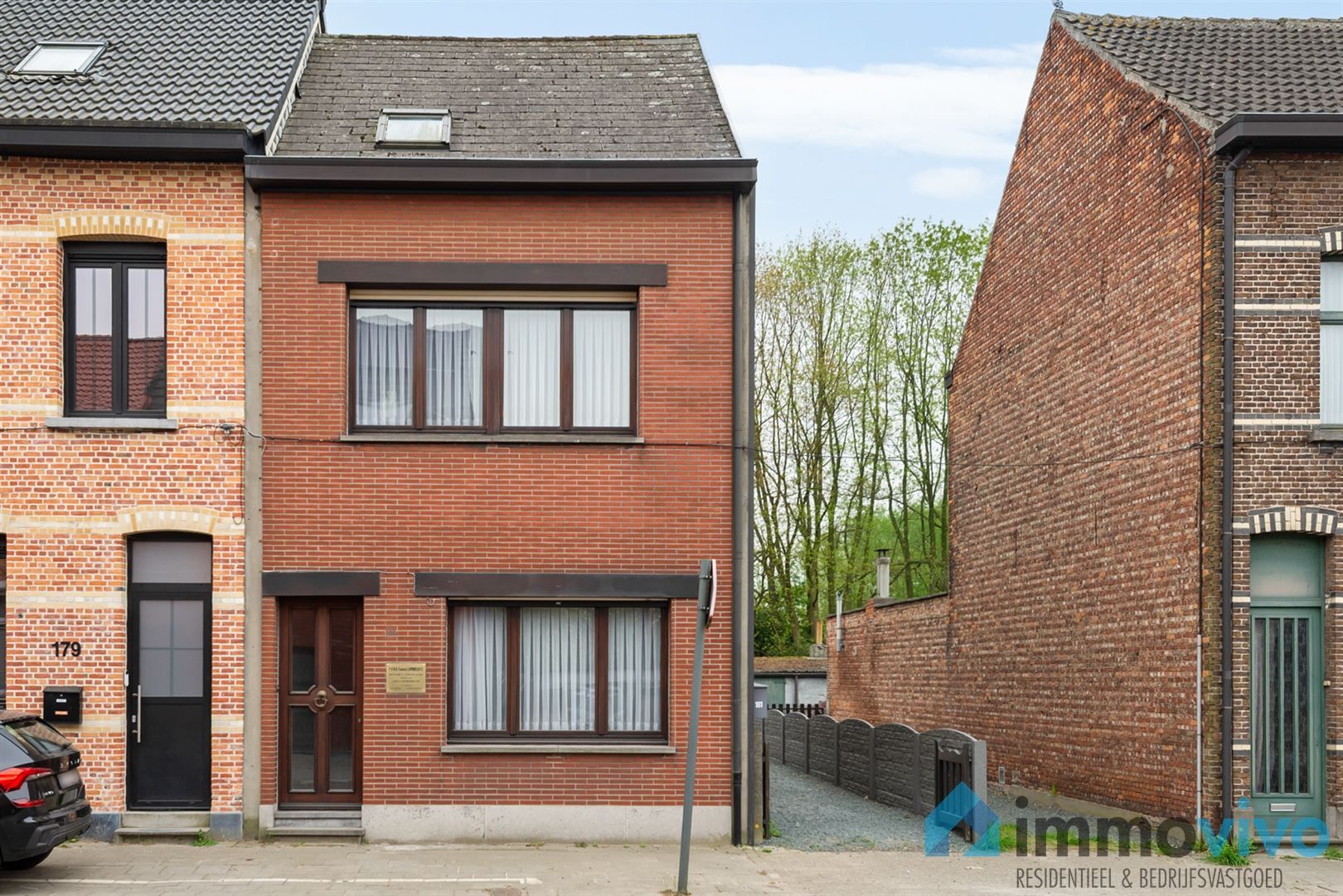 Leuke woning met renovatiepotentieel nabij het centrum foto 2
