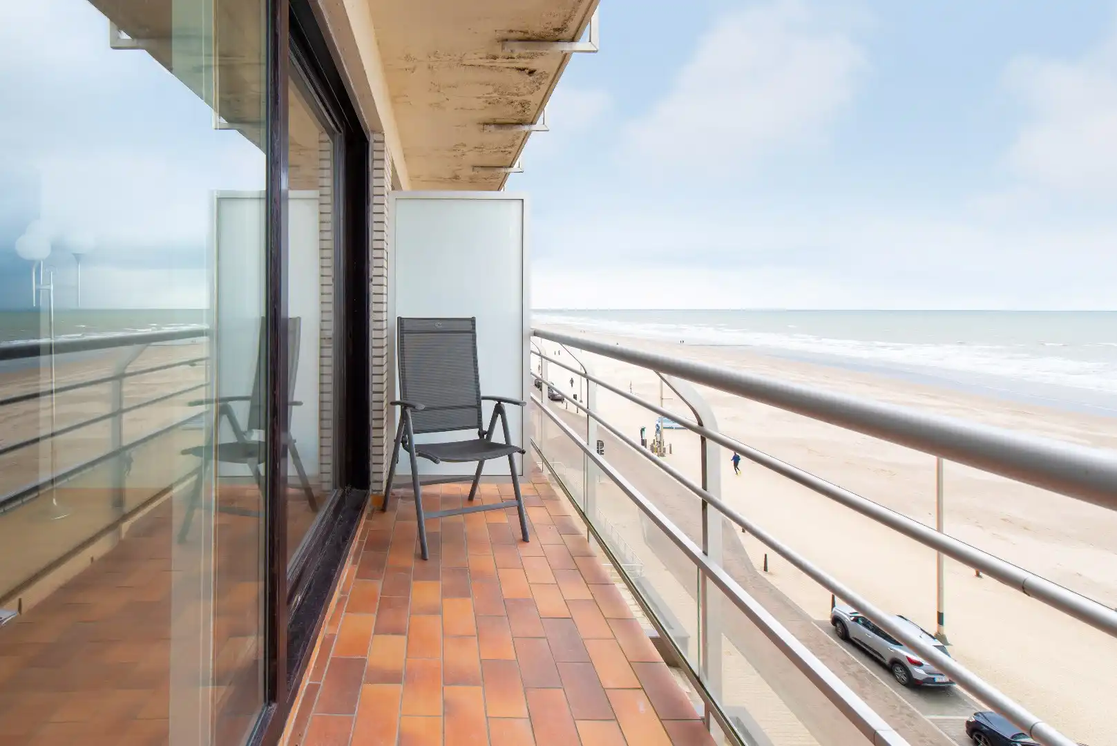 Ruime studio op de Zeedijk van Middelkerke op de vierde verdieping met aparte slaaphoek foto 14