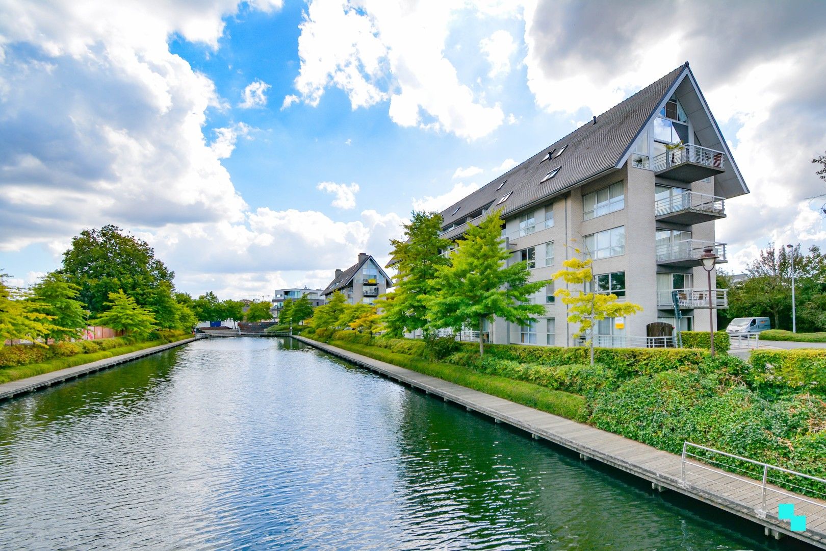 UItzonderlijk ruim appartement aan het water te Roeselare! foto {{pictureIndex}}