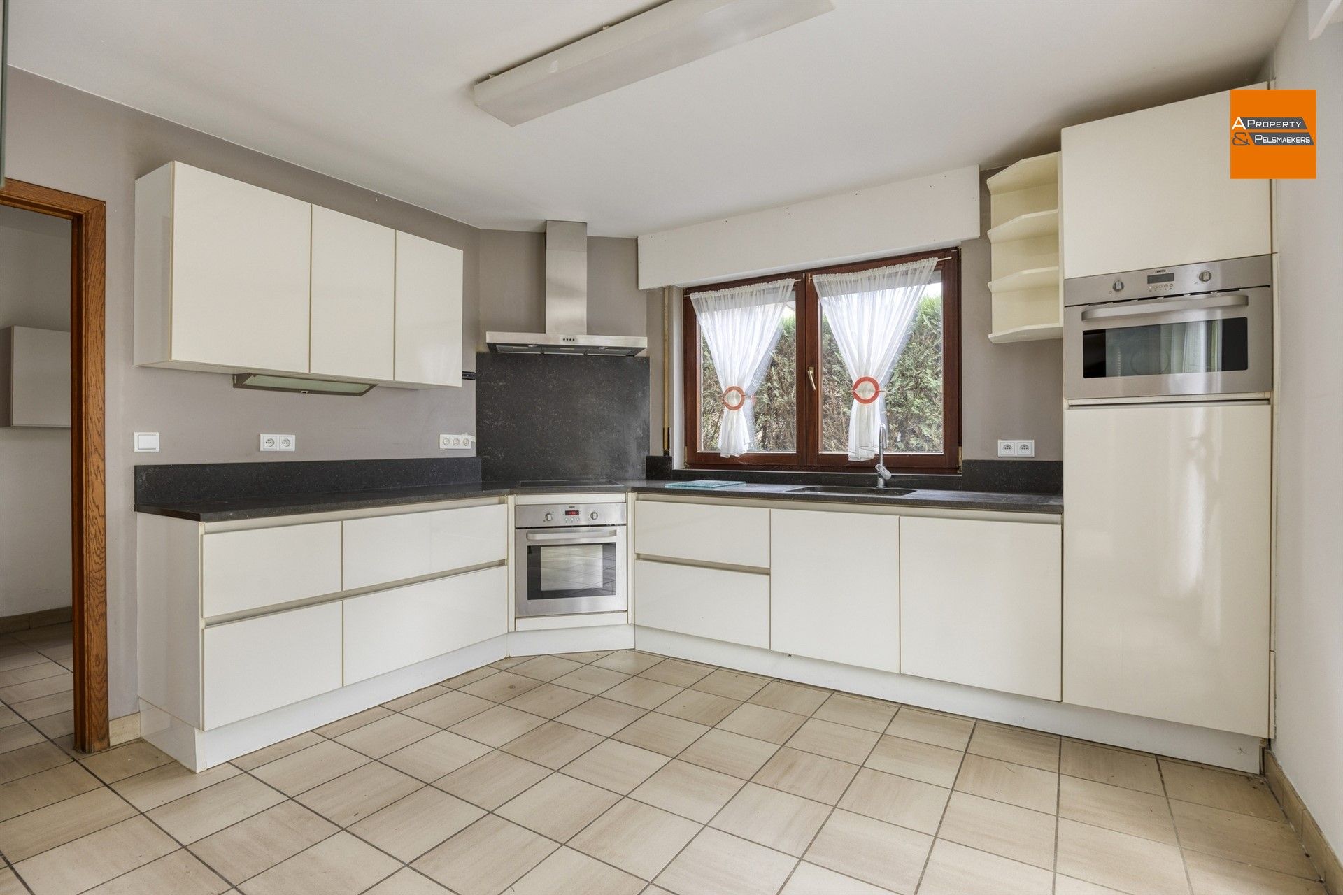 Ruime villa  met 5 slpk, garage en grote tuin foto 13