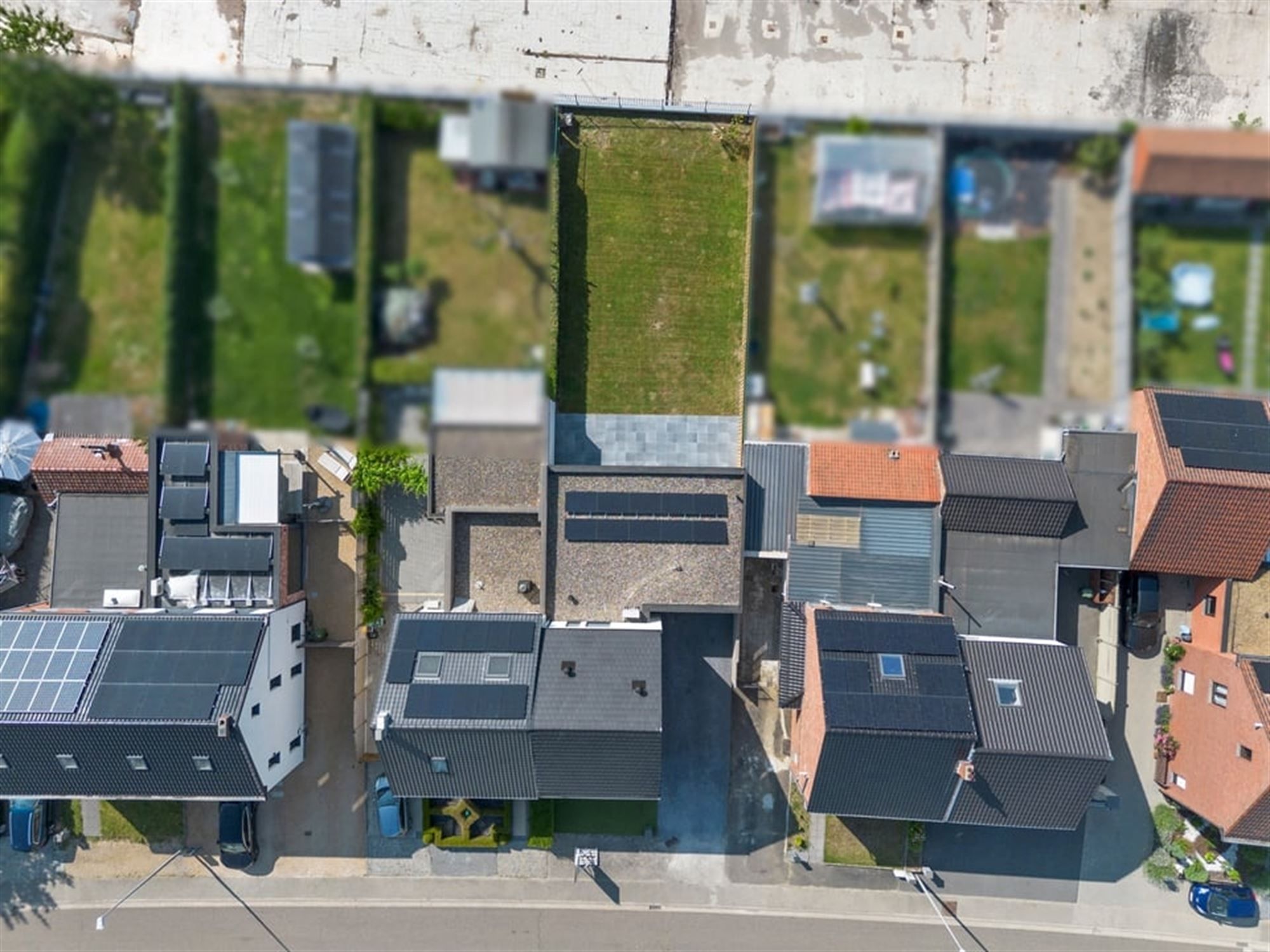 KNAPPE VOLLEDIG GERENOVEERDE WONING MET RUIME GARAGE IN SINT-TRUIDEN  foto 3