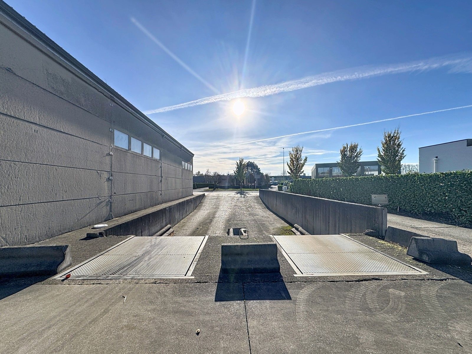 Instapklaar BEDRIJFSPAND, bestaande uit MAGAZIJNEN met geïntegreerde KANTOREN en ruim APPARTEMENT met terras op verdieping! Op industriezone "Waggelwater"! foto 16