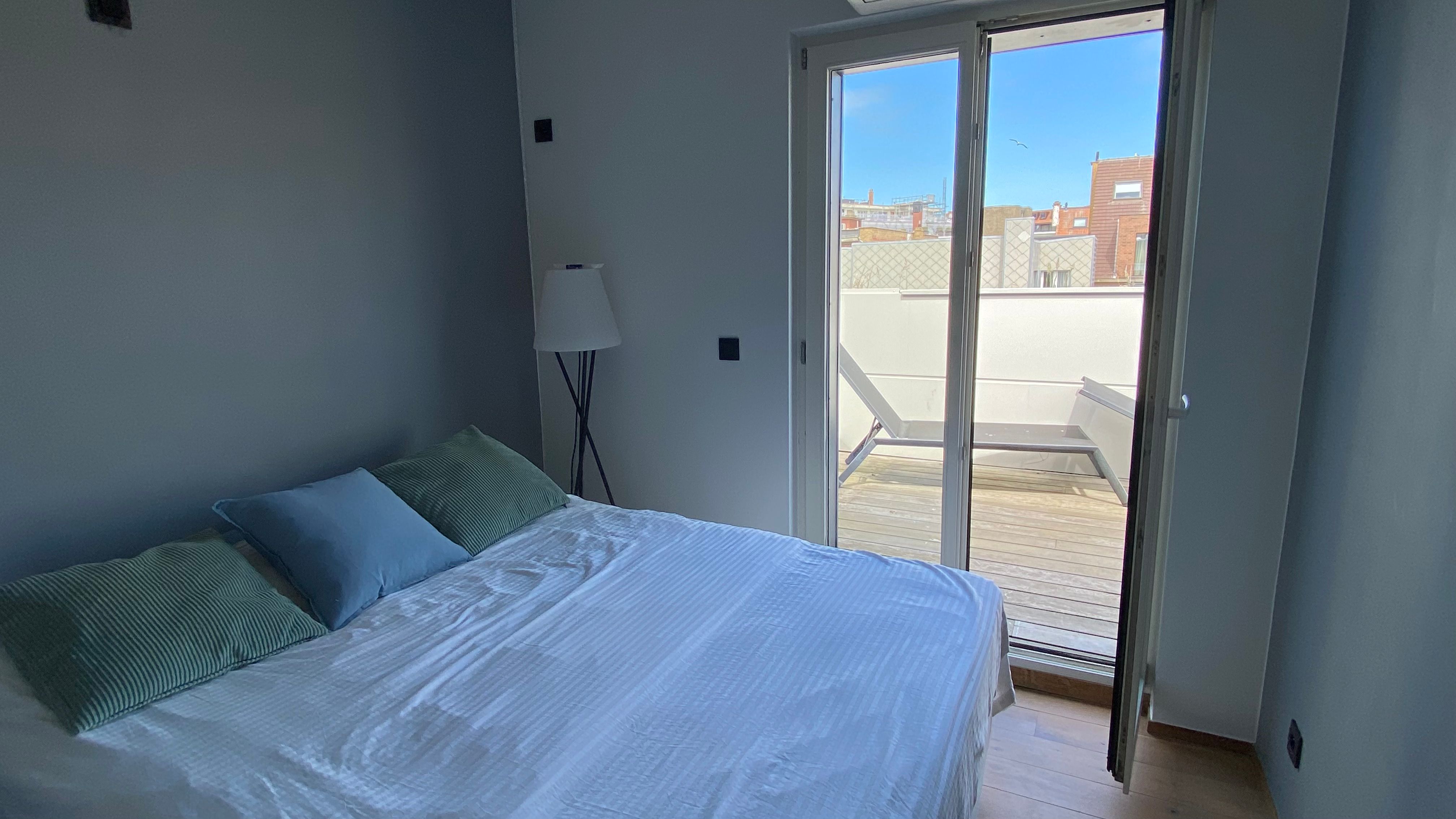 Lichtrijke en ruime penthouse nabij strand en Lippenslaan foto 10