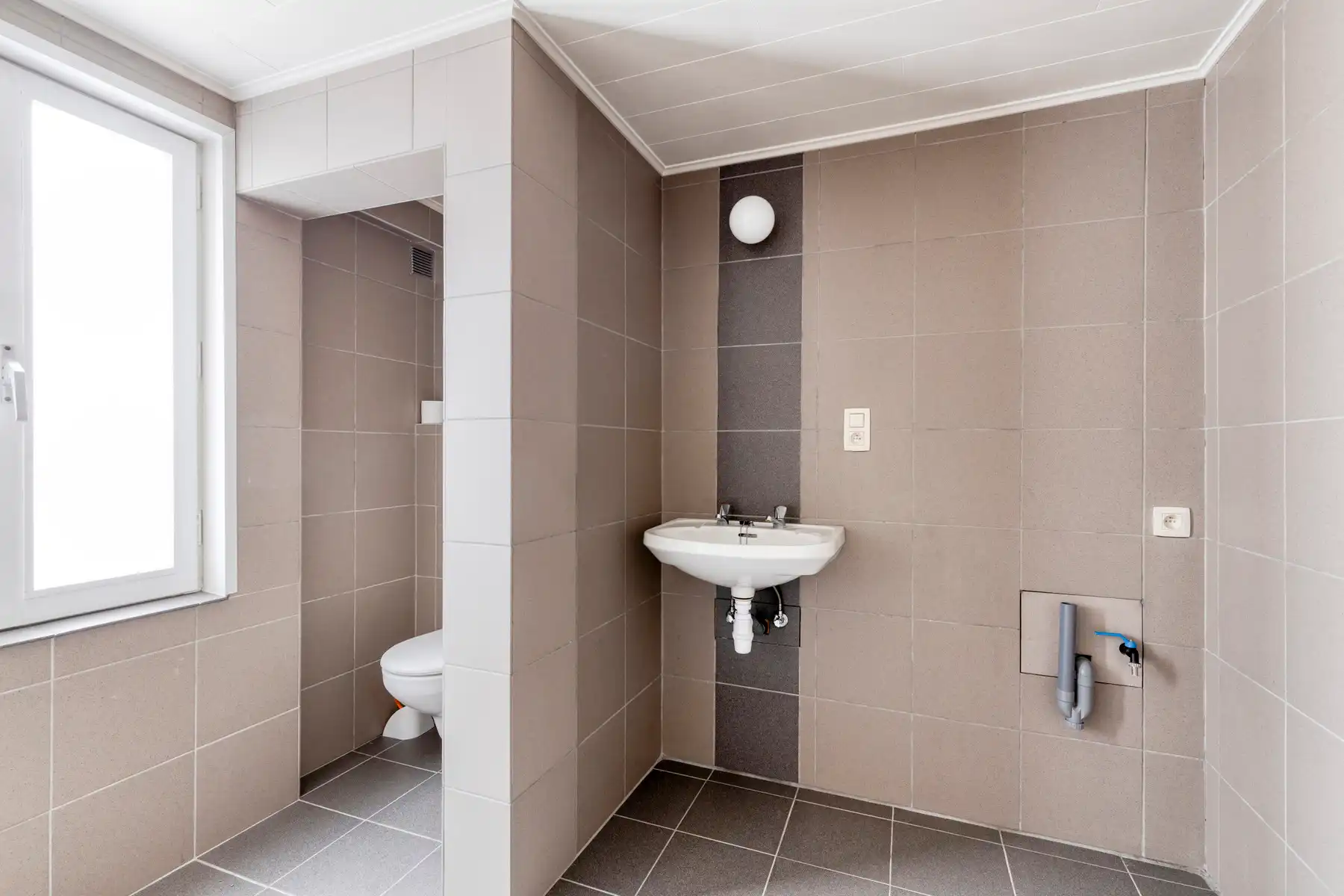 Deels te renoveren lichtrijke driegevelwoning  foto 12