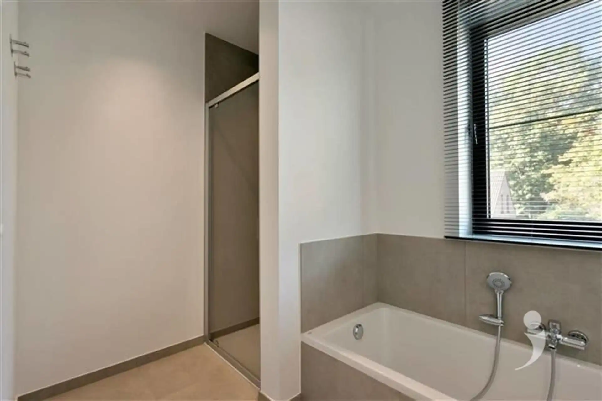 Moderne, halfopen BEN woning in groene, rustige omgeving foto 12